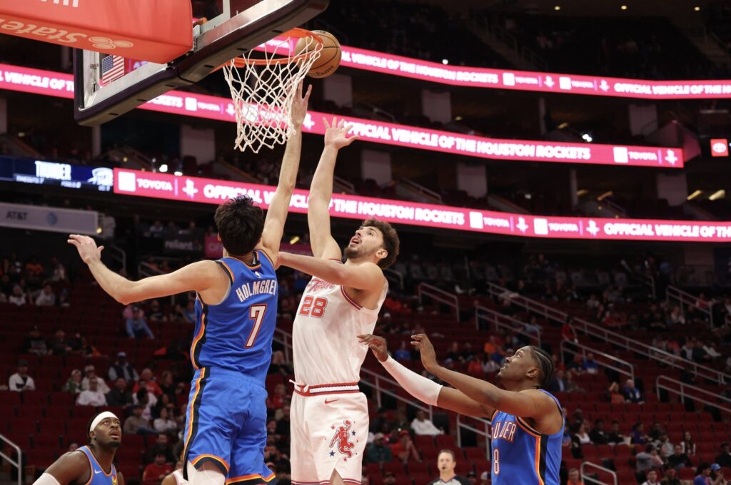 Houston Rockets center Alperen Sengun (C) shoots against Oklahoma City Thunder forward Chet Holmgren (7) in the first quarter  at Toyota Center, Houston, Texas, U.S., Dec. 6, 2023. (Reuters Photo)