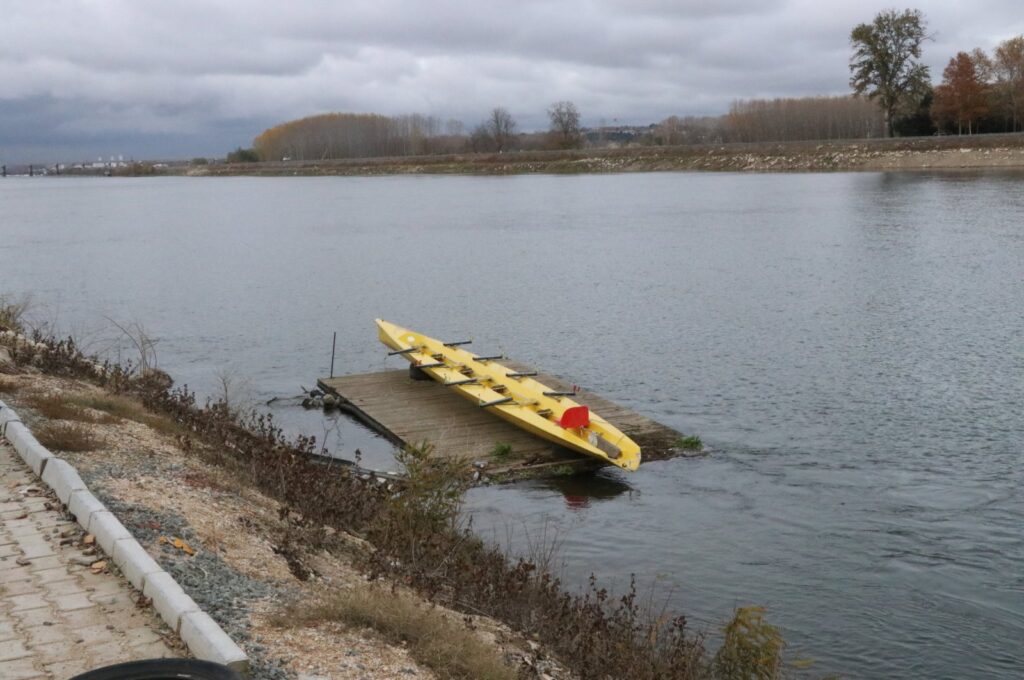 A rowboat is seen at the shores of the Merit River, Edirne, Nov. 30, 2023. (AA Photo)