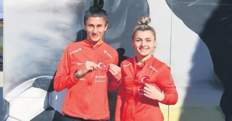 304685 Turkish women's football national team goalkeeper Selda Akgöz (R) and Yağmur Uraz pose for a photo after an interview, Istanbul, Türkiye, Dec. 7, 2023. (Photo by Yasemin Yıldırım)
