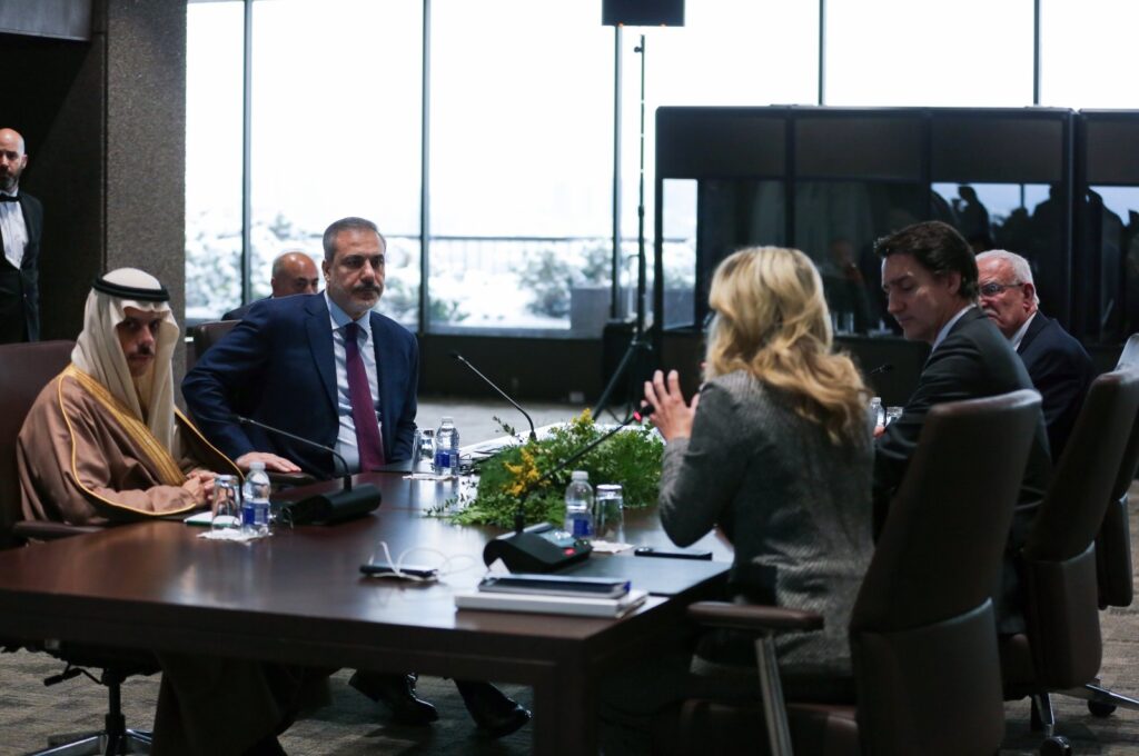 Foreign Minister Hakan Fidan (C-L) attends a meeting with Canadian Prime Minister Trudeau (C-R), Canadian Foreign Minister Melanie Joly (3rd R), Palestinian Foreign Minister Riyad al-Maliki (R) and Saudi Foreign Minister Faisal bin Farhan Al Saud (L), Ottawa, Canada, Dec. 9, 2023. (AA Photo)