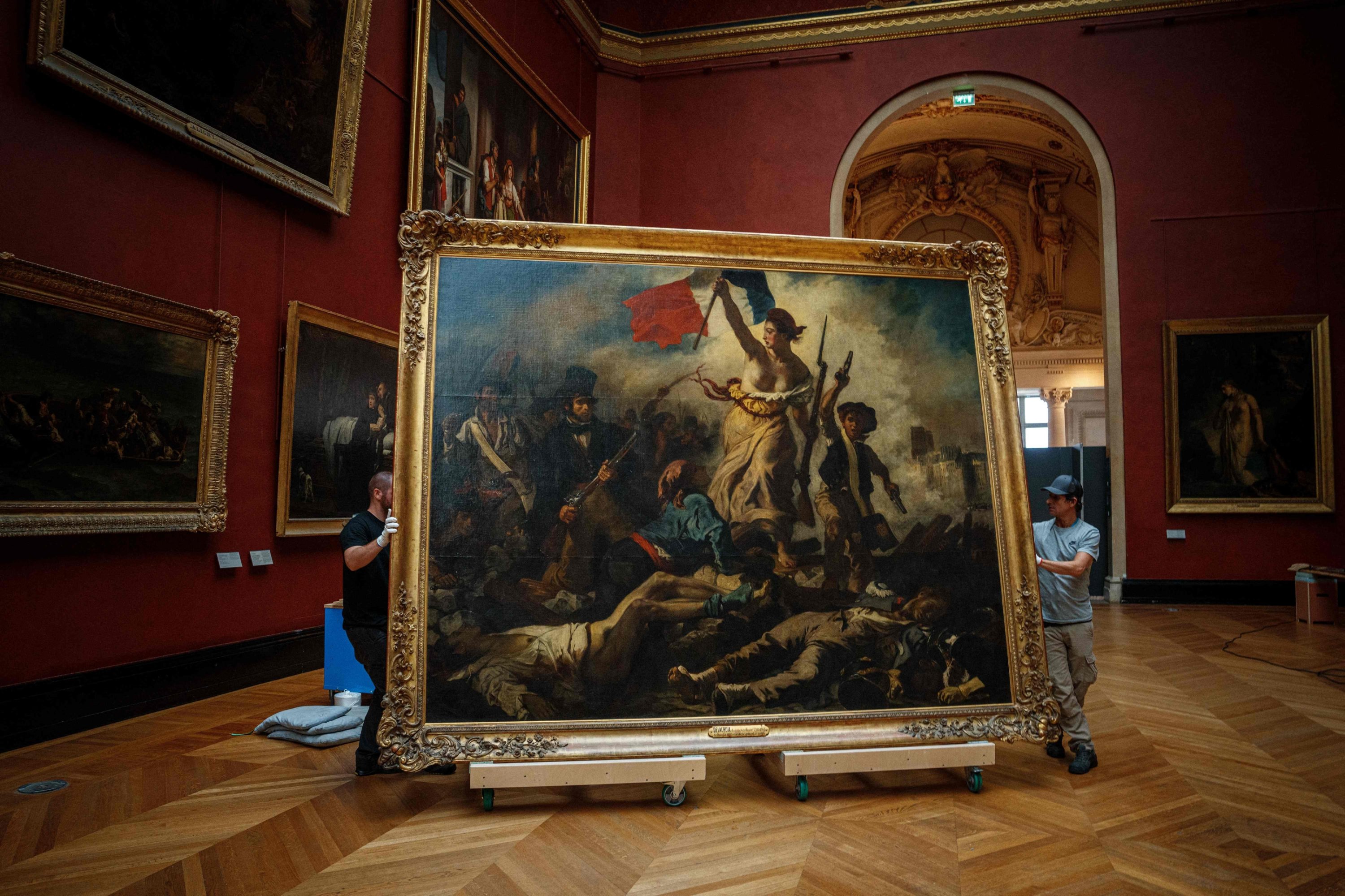 304905 Gallery workers remove the painting