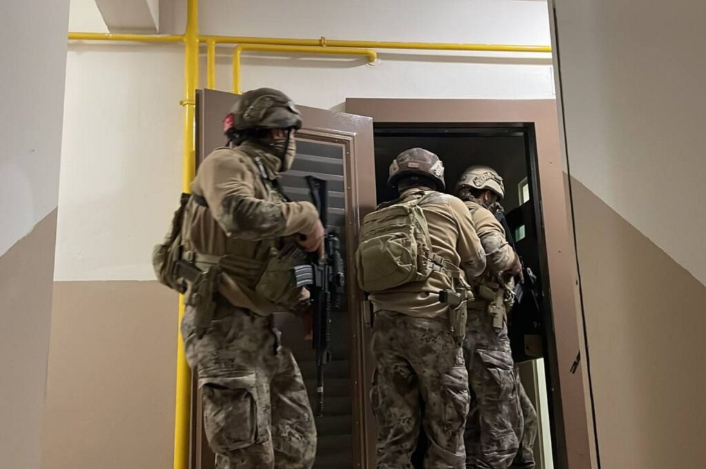 Turkish security forces are seen during an operation against the Revolutionary People’s Liberation Party/Front (DKHP-C) in Mersin province, Türkiye, Nov. 11, 2023 (AA Photo)