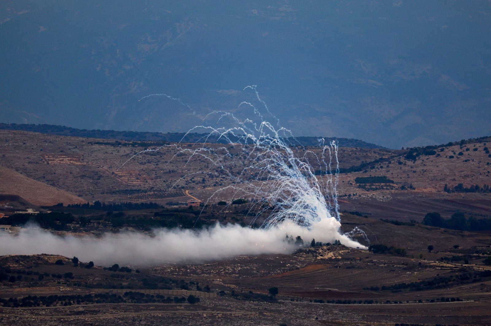 White phosphorus fired by Israeli army to create a smoke screen, is seen on the Israel-Lebanon border in northern Israel, November 12, 2023. REUTERS/Evelyn Hockstein