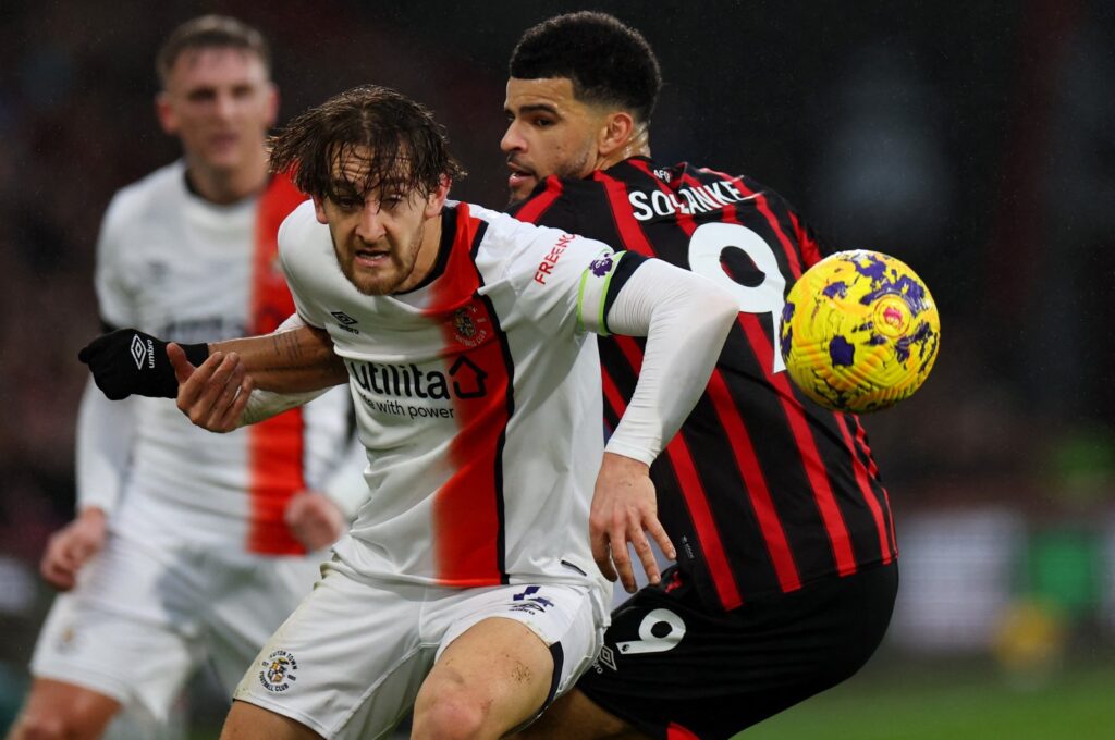 Luton Town's Tom Lockyer in action against AFC Bournemouth's Dominic Solanke, Bournemouth, U.K., Dec. 16, 2023. (Reuters Photo)