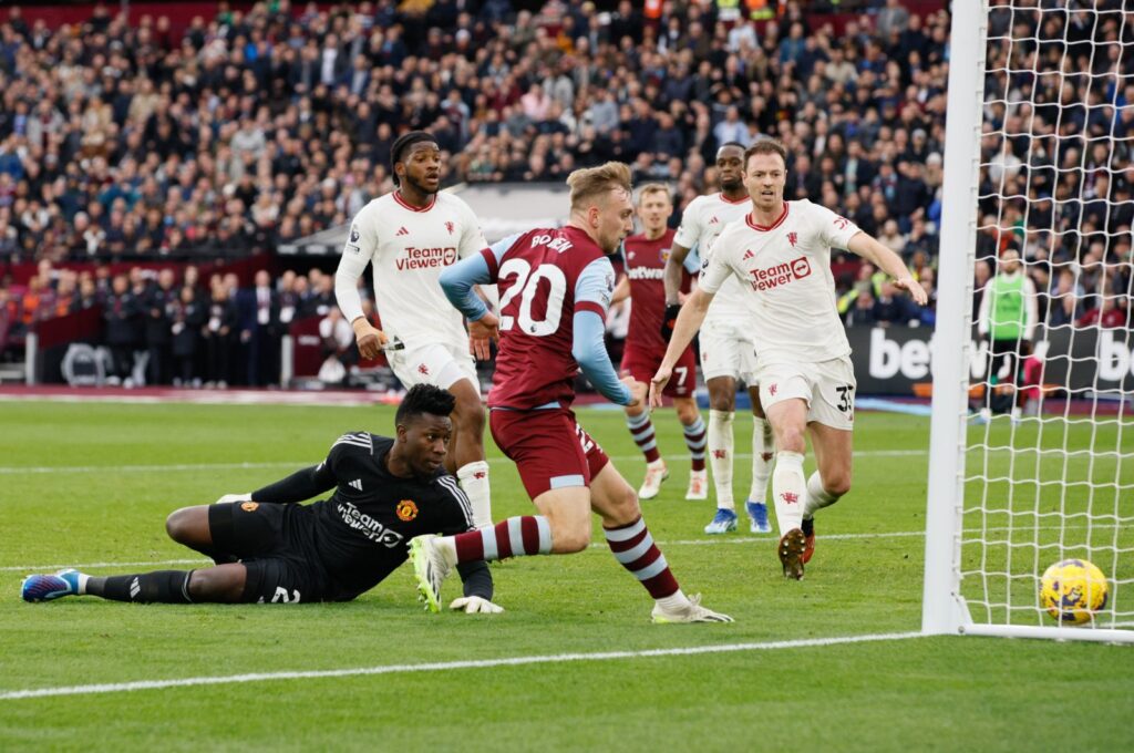 West Ham's Jarrod Bowen (C) scores during the English Premier League match  against Manchester United, London, U.K., Dec. 23, 2023.  (EPA Photo)
