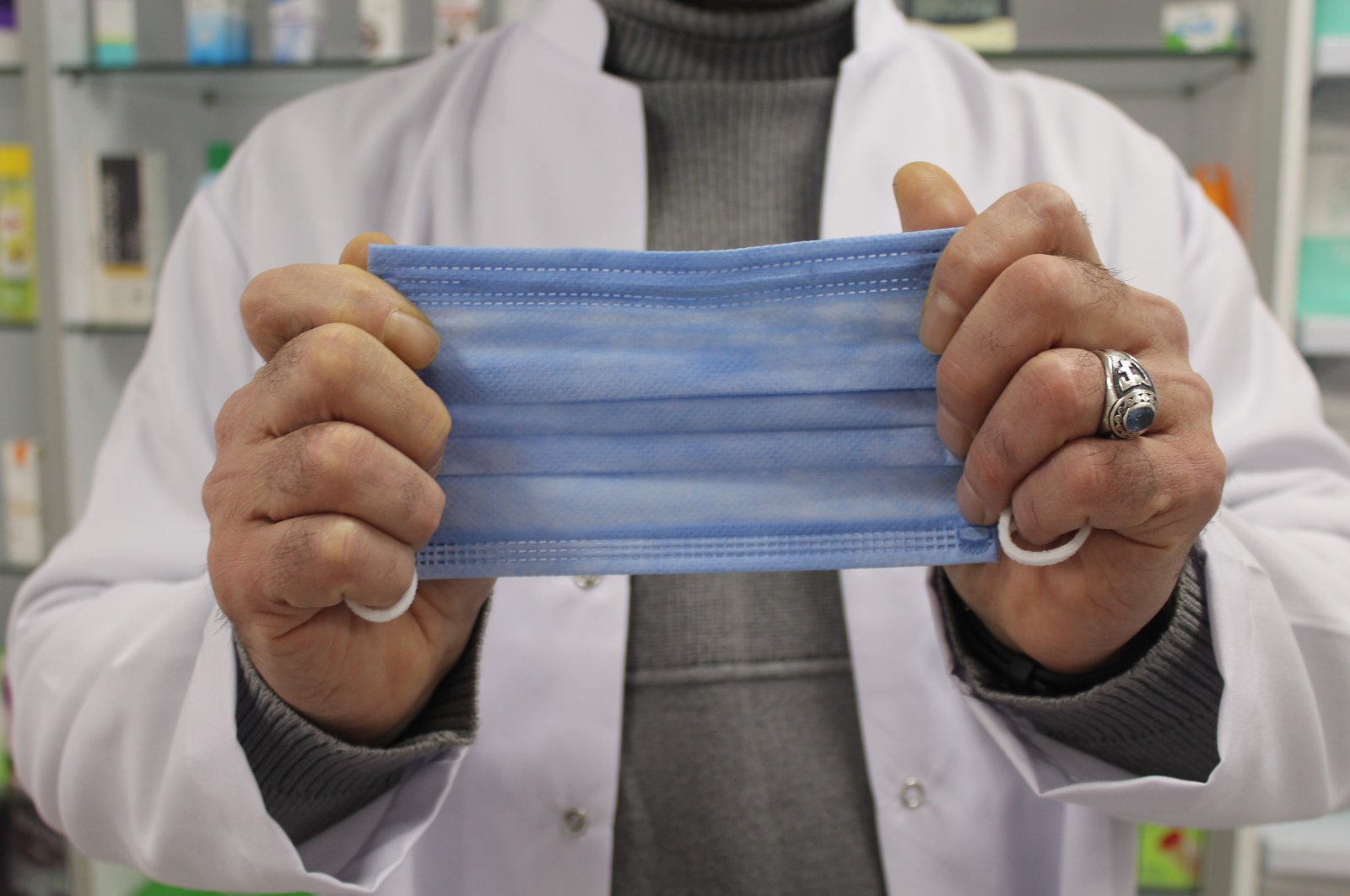 Pharmacist suggests mask usage amid surge in viral infection cases, Eskişehir, Türkiye, Dec. 25, 2023. (IHA Photo)