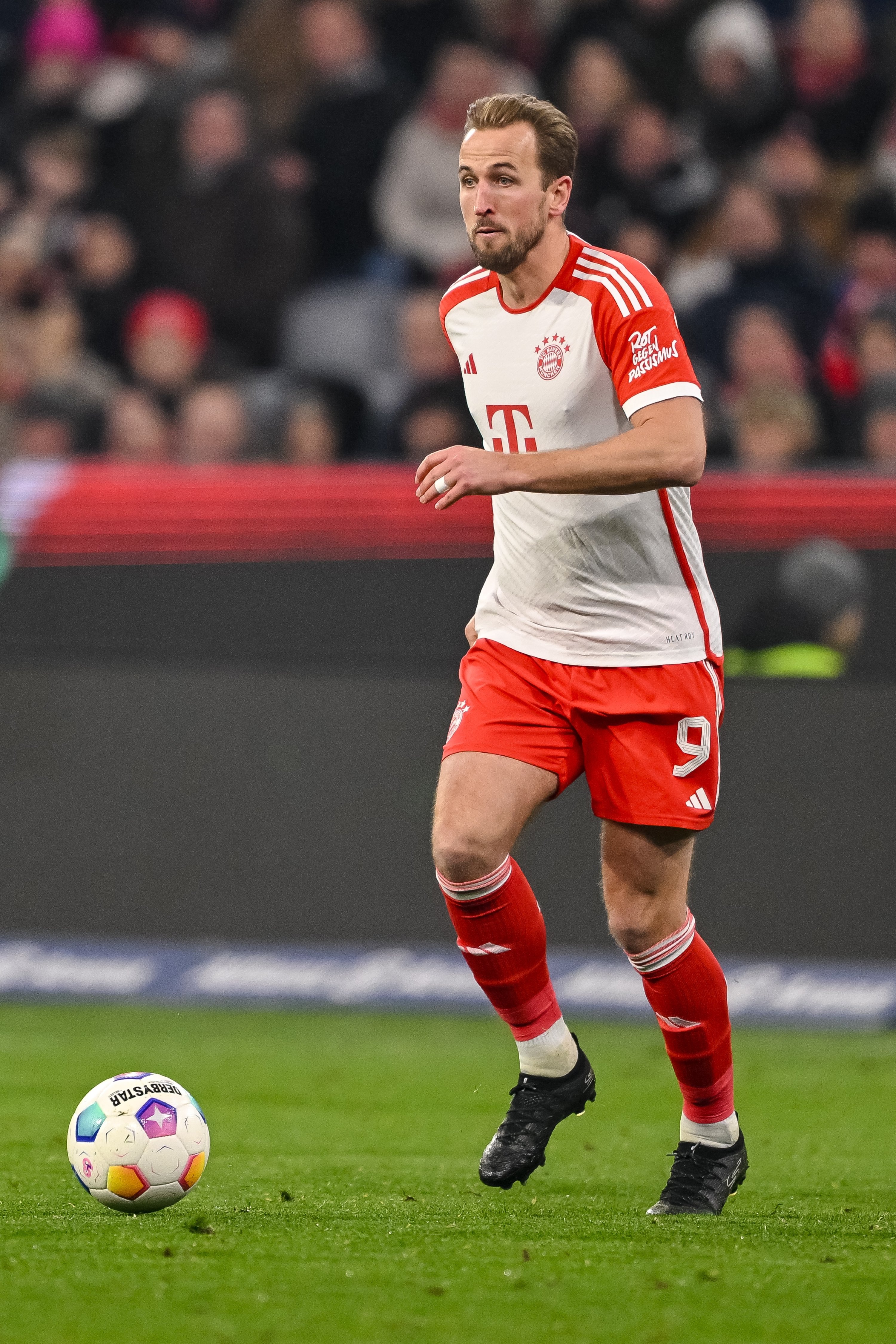 307184 Harry Kane of Bayern Munich controls the ball during the Bundesliga match between FC Bayern München and VfB Stuttgart at Allianz Arena, Munich, Germany, Dec. 17, 2023. (Getty Images Photo)