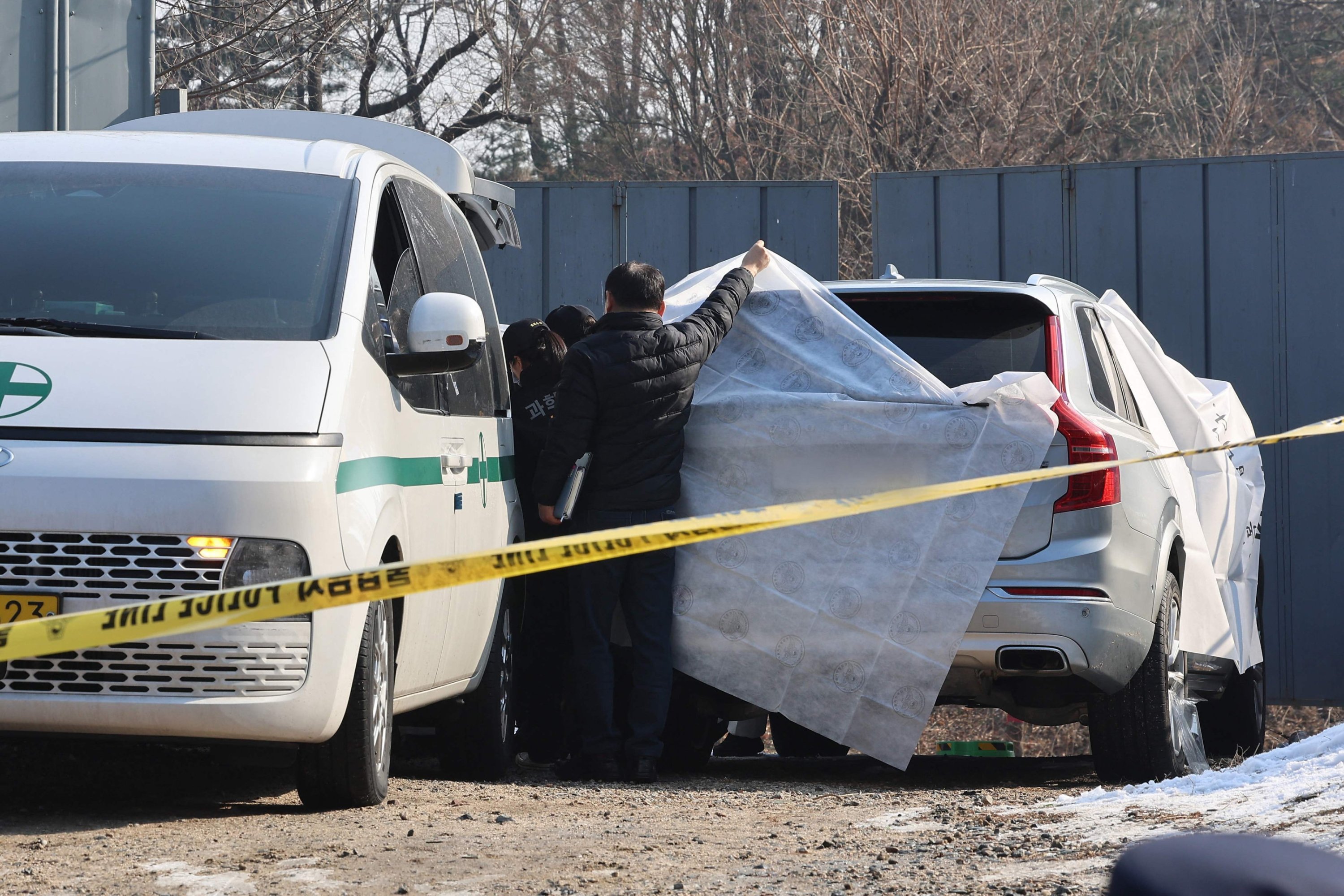 307341 Police investigate a car in which the body of South Korean actor Lee Sun-kyun was found at a park in central Seoul, South Korea, Dec. 27, 2023. (AFP Photo)
