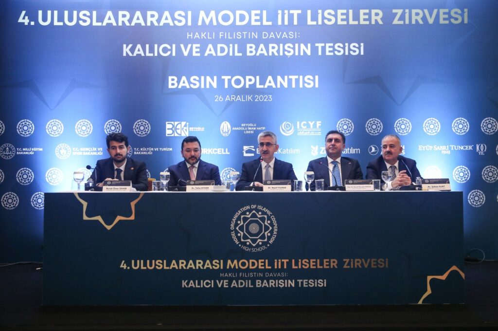 Deputy National Education Minister Nazif Yılmaz (C) attends the press conference of the summit in cooperation with the Islamic Cooperation Youth Forum (ICYF), Şişli, Istanbul, Türkiye, Dec. 27, 2023. (AA Photo)