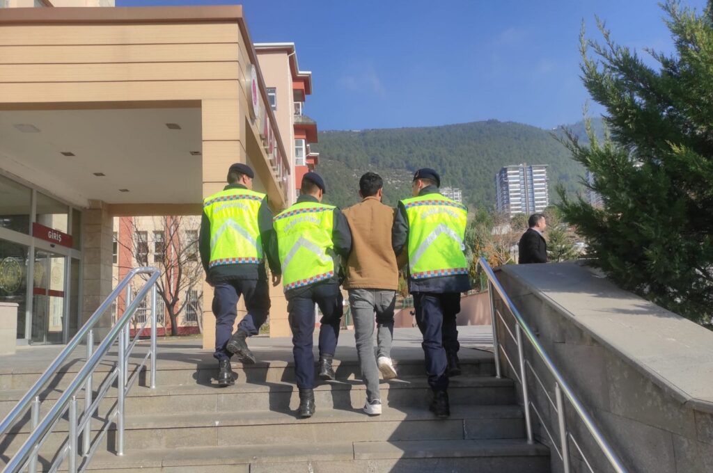 Gendarmerie troops escort a captured Daesh suspect in Kahramanmaraş, southern Türkiye, Dec. 26, 2023. (AA Photo)