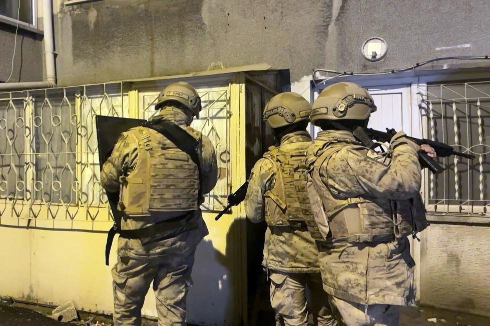 Turkish gendarmerie officers prepare to raid a house hiding five Iraqi nationals linked to the Daesh terrorist group during an operation in the central Yozgat province, Türkiye, Dec. 28, 2023. (DHA Photo)