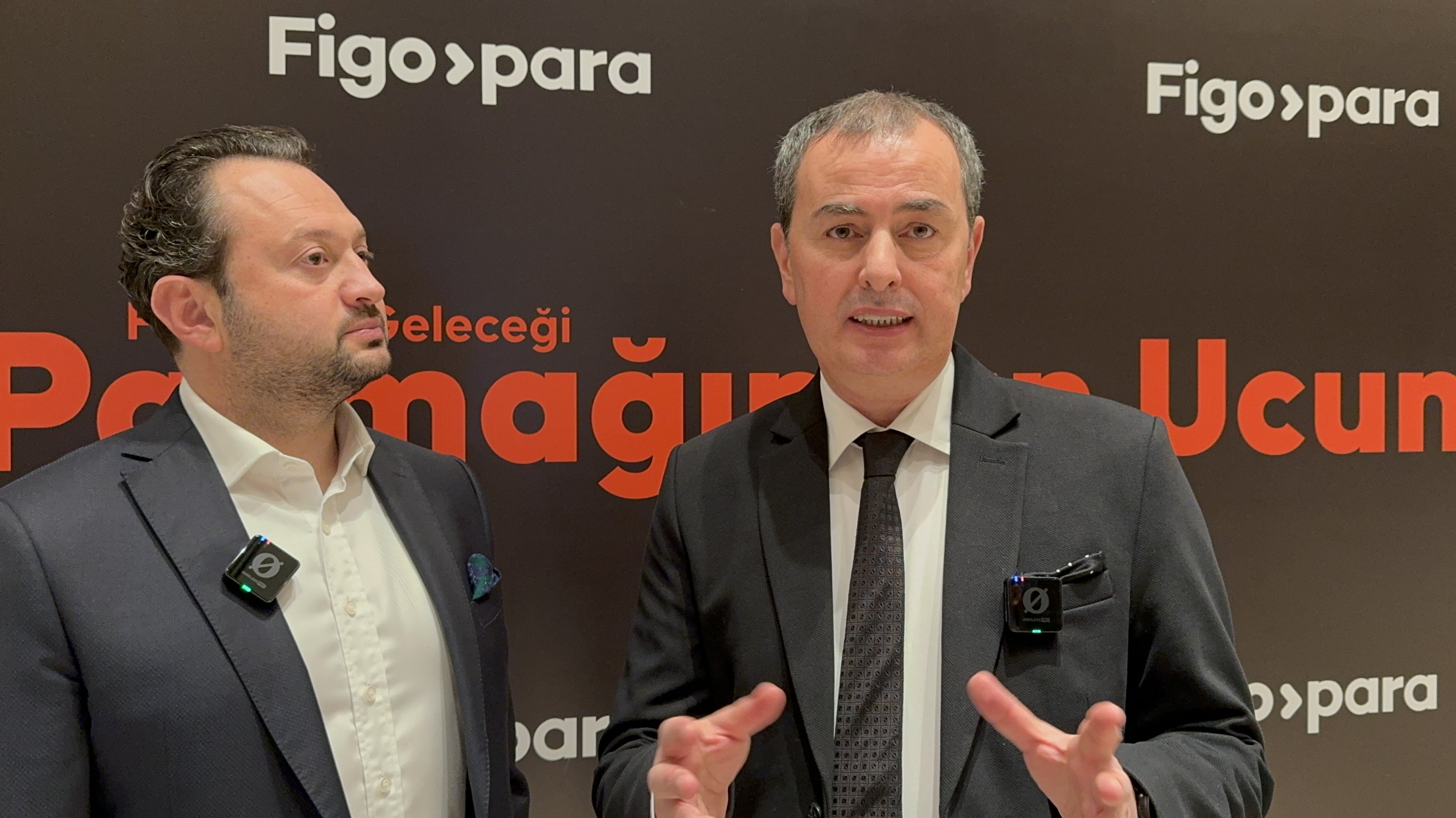 308882 Koray Bahar (L), founder and CEO of Figopara, and İşbank General Manager Hakan Aran. (Courtesy of Figopara)