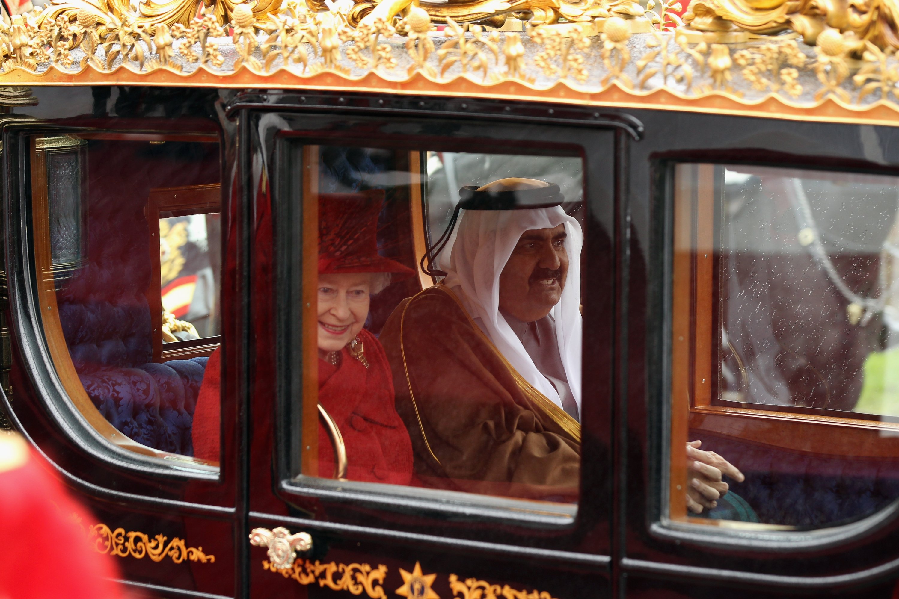 309998 Qatar's Emir Sheikh Hamad bin Khalifa Al Thani and Queen Elizabeth II make their way to Windsor Castle, Windsor, U.K., Oct. 26, 2010. (Getty Images Photo)