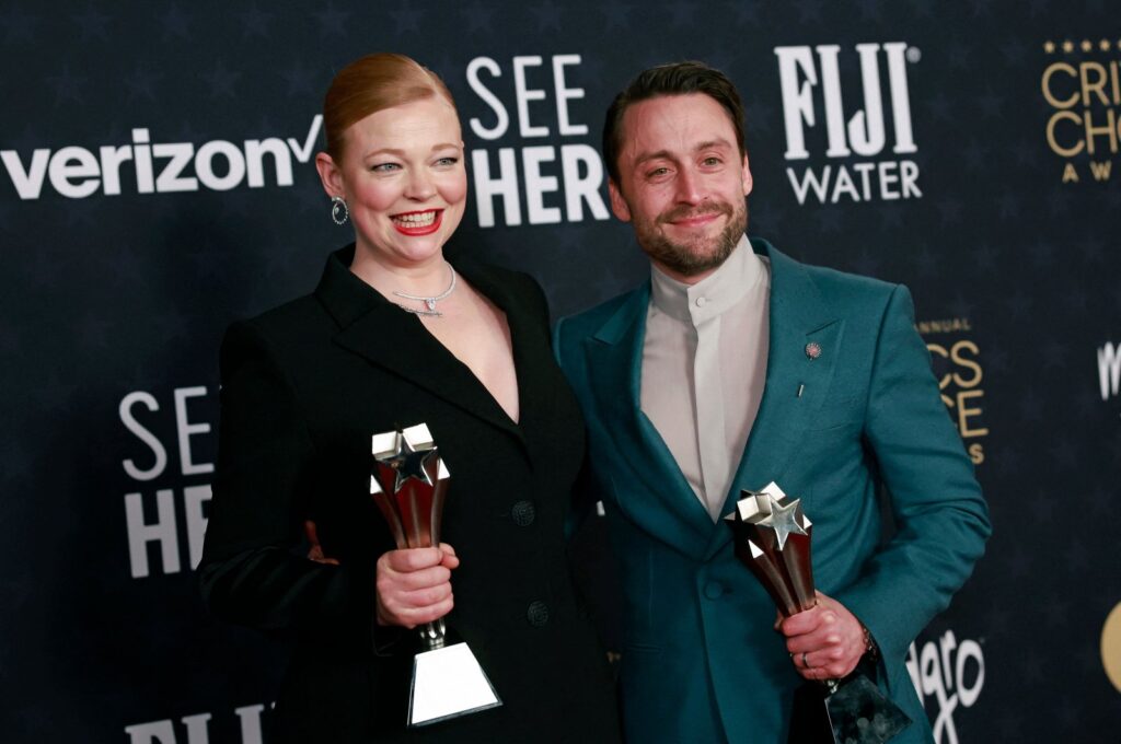 Australian actress Sarah Snook (L), winner of the Best Actress in a Drama Series award for "Succession,” and U.S. actor Kieran Culkin, winner of the Best Actor in a Drama Series award for "Succession,” pose in the press room during the 29th Annual Critics Choice Awards, California, U.S., Jan. 14, 2024.  (AFP Photo)