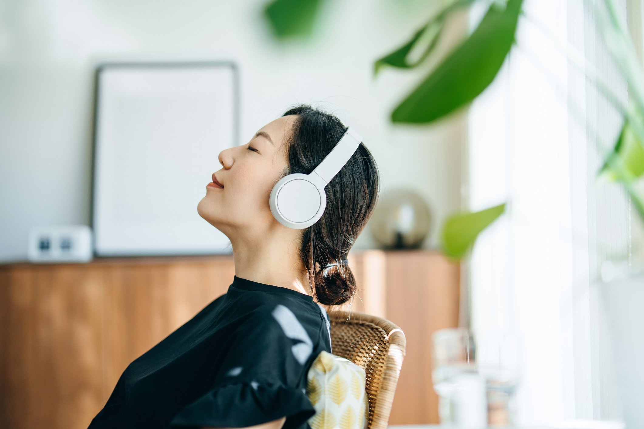 311430 Listening to loud music through headphones can lead to permanent hearing damage, with potential links to brain problems like Alzheimer's. (Getty Images Photo)