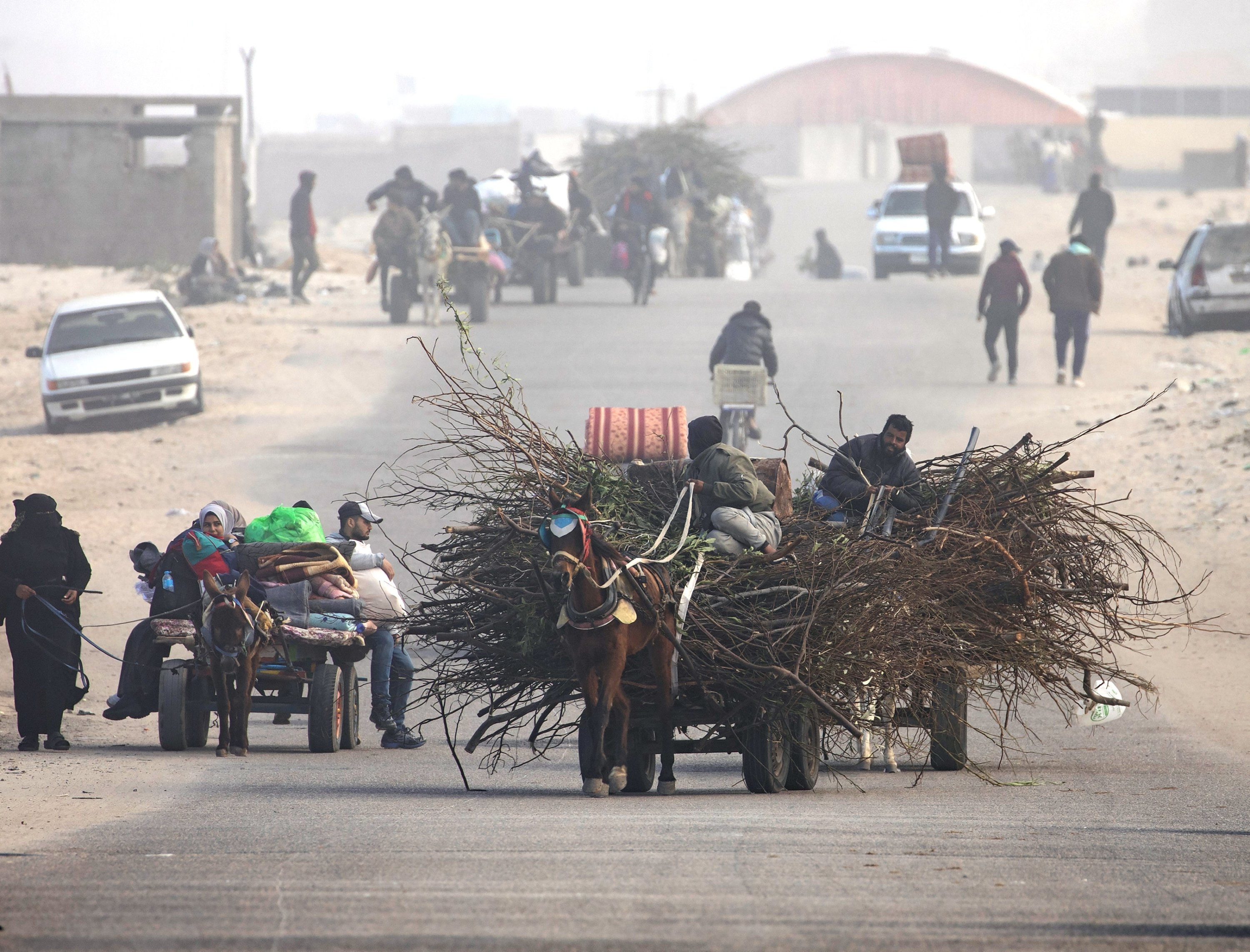311664 Internally displaced Palestinians move along the coastal road in southern Gaza, Palestine, Jan. 23, 2024. (EPA Photo)