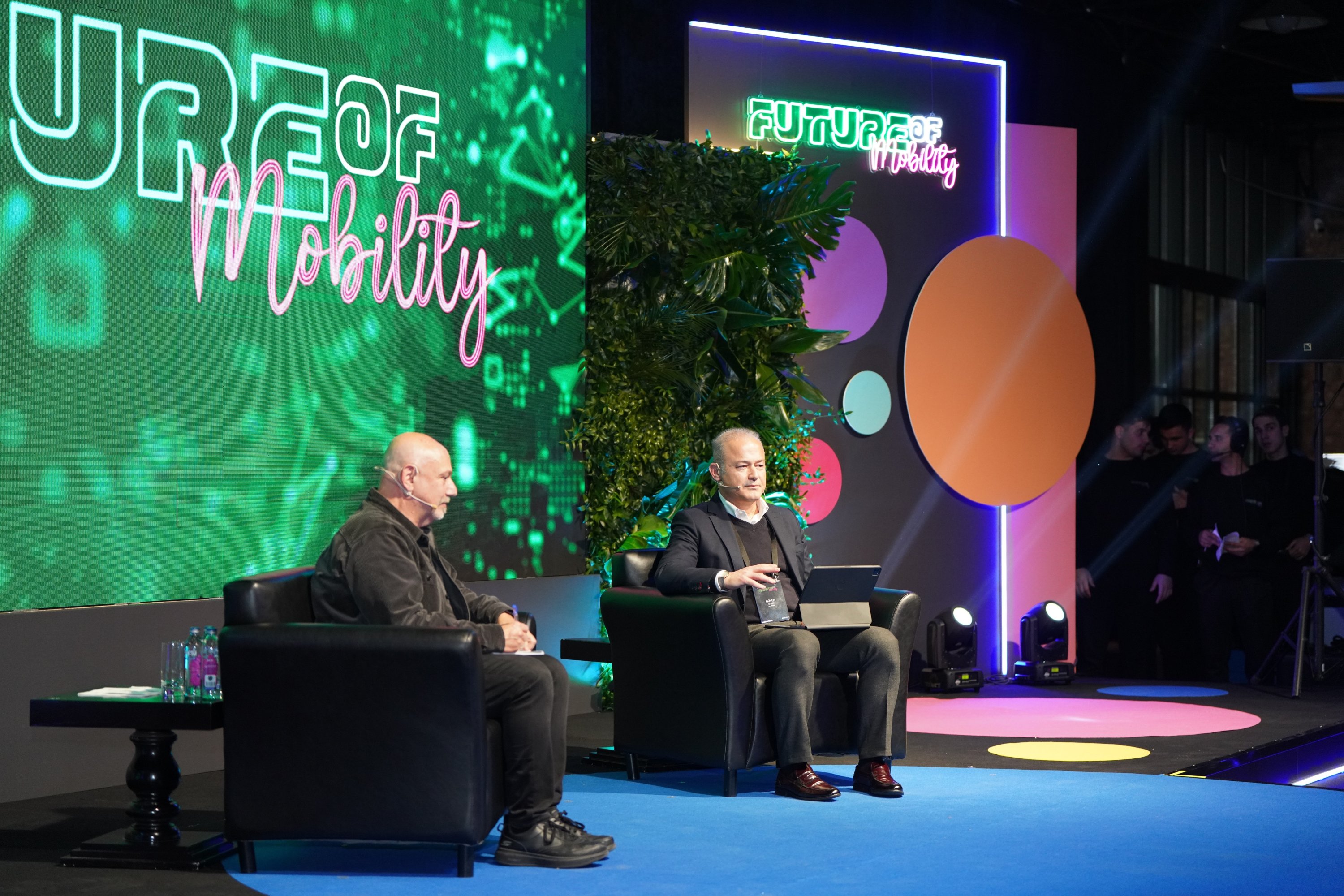 312127 Ford Otosan leader Güven Özyurt (R) speaks during the “Future of Mobility” event in Istanbul, Türkiye, Jan. 22, 2024. (Courtesy of Ford Otosan)