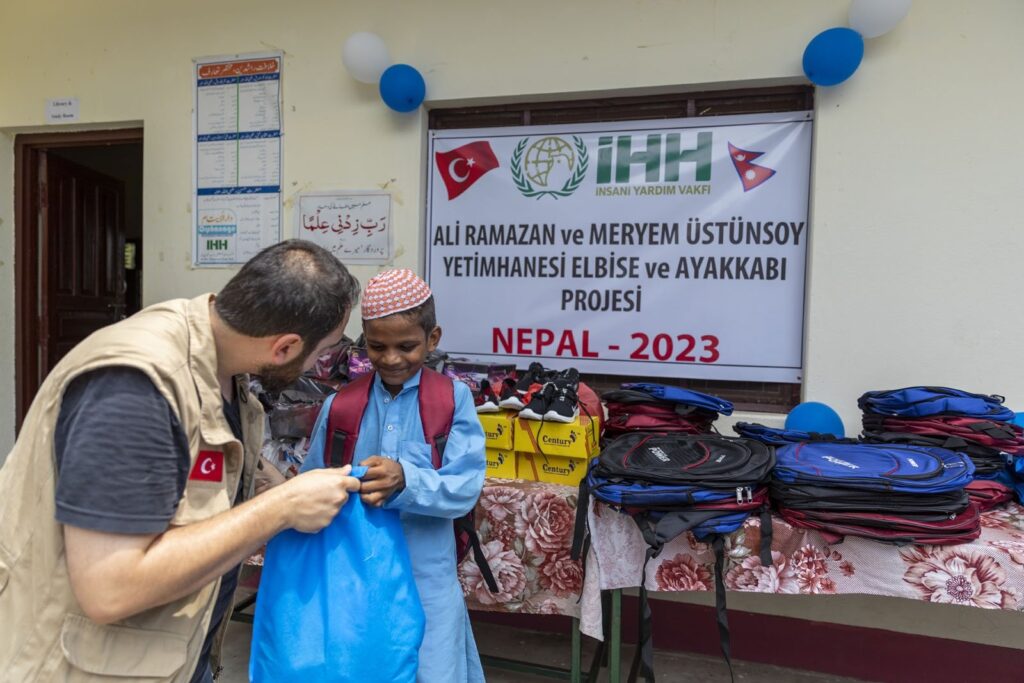 A volunteer dipatches gifts for a child during a campaign by the Humanitarian Relief Foundation (IHH) in Nepal in 2023. (DHA Photo)