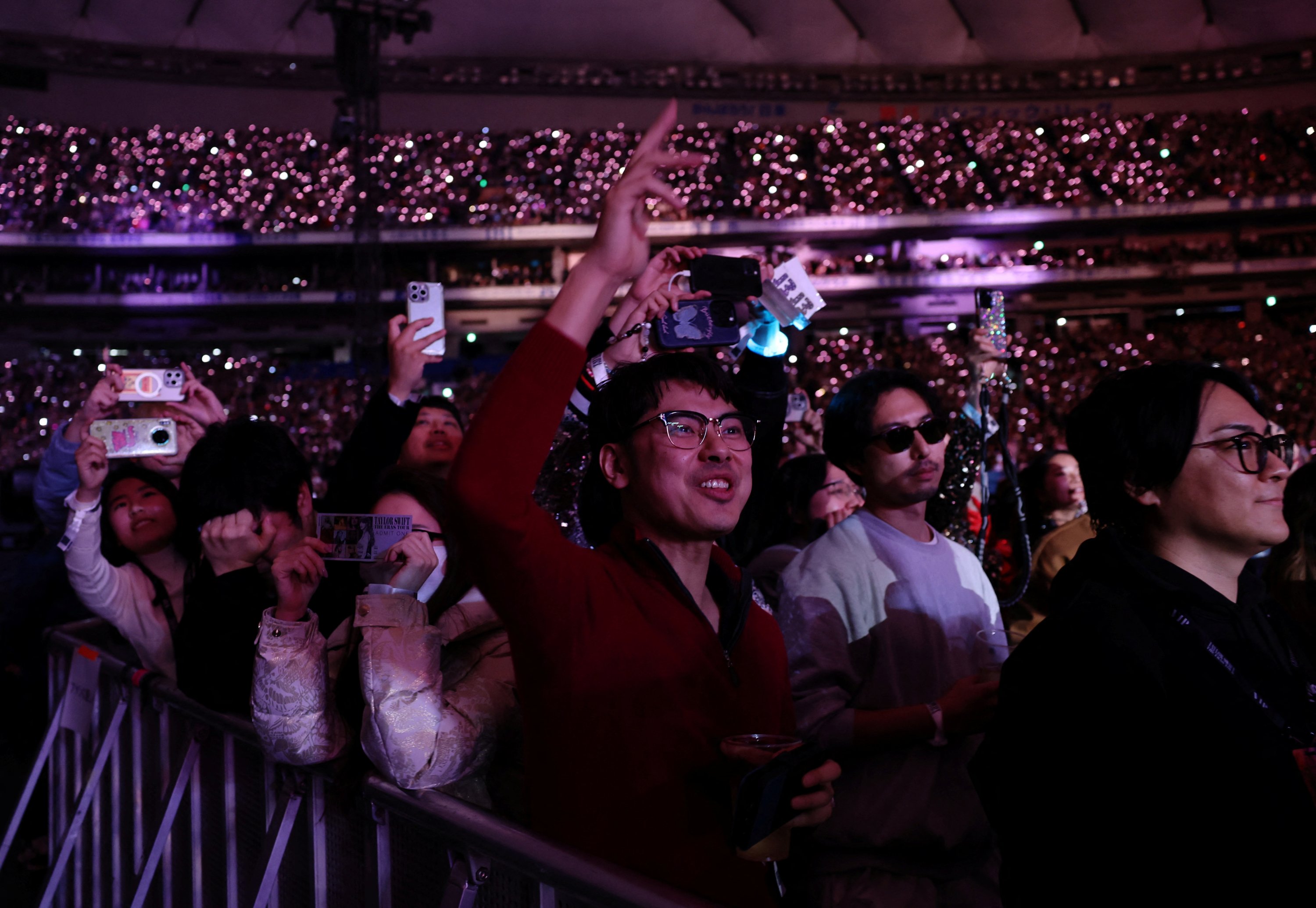 313733 Fans react to singer Taylor Swift performing at her concert for the international