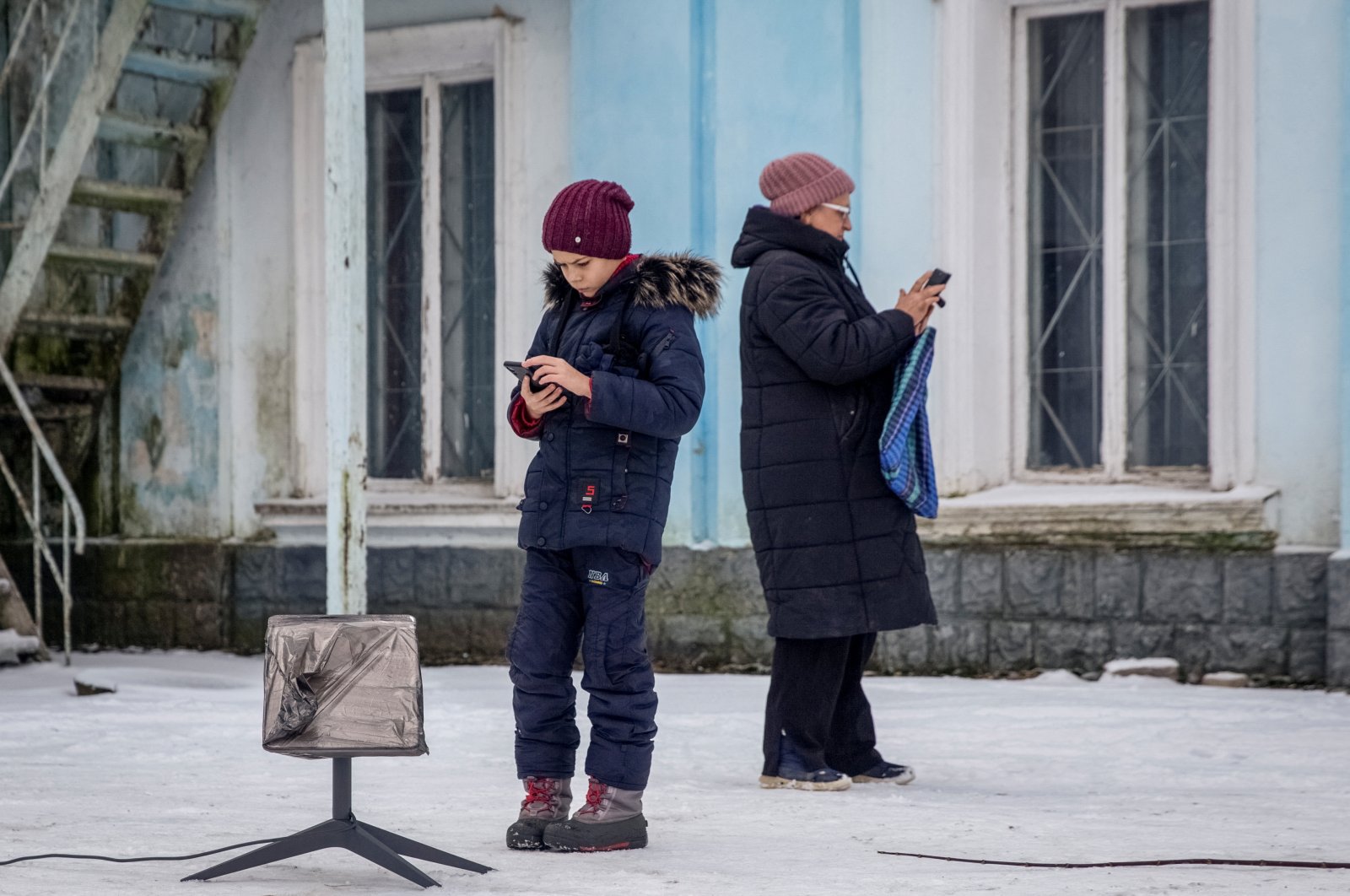 Local residents use a Starlink terminal amid Russia's attack on Ukraine, in Chasiv Yar, Donetsk region, Ukraine, Jan. 31, 2023. (Reuters Photo)
