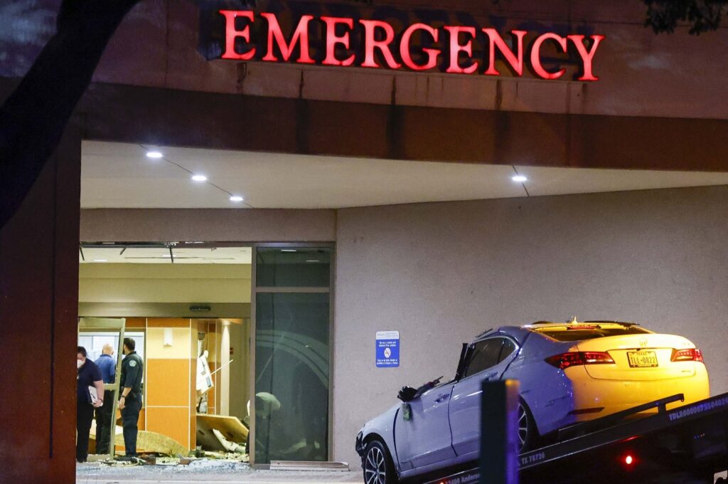 A tow truck removes the car that crashed into the emergency room at St. David's North Austin Medical Center in Austin, Texas, U.S., Feb. 13, 2024. (EPA Photo)