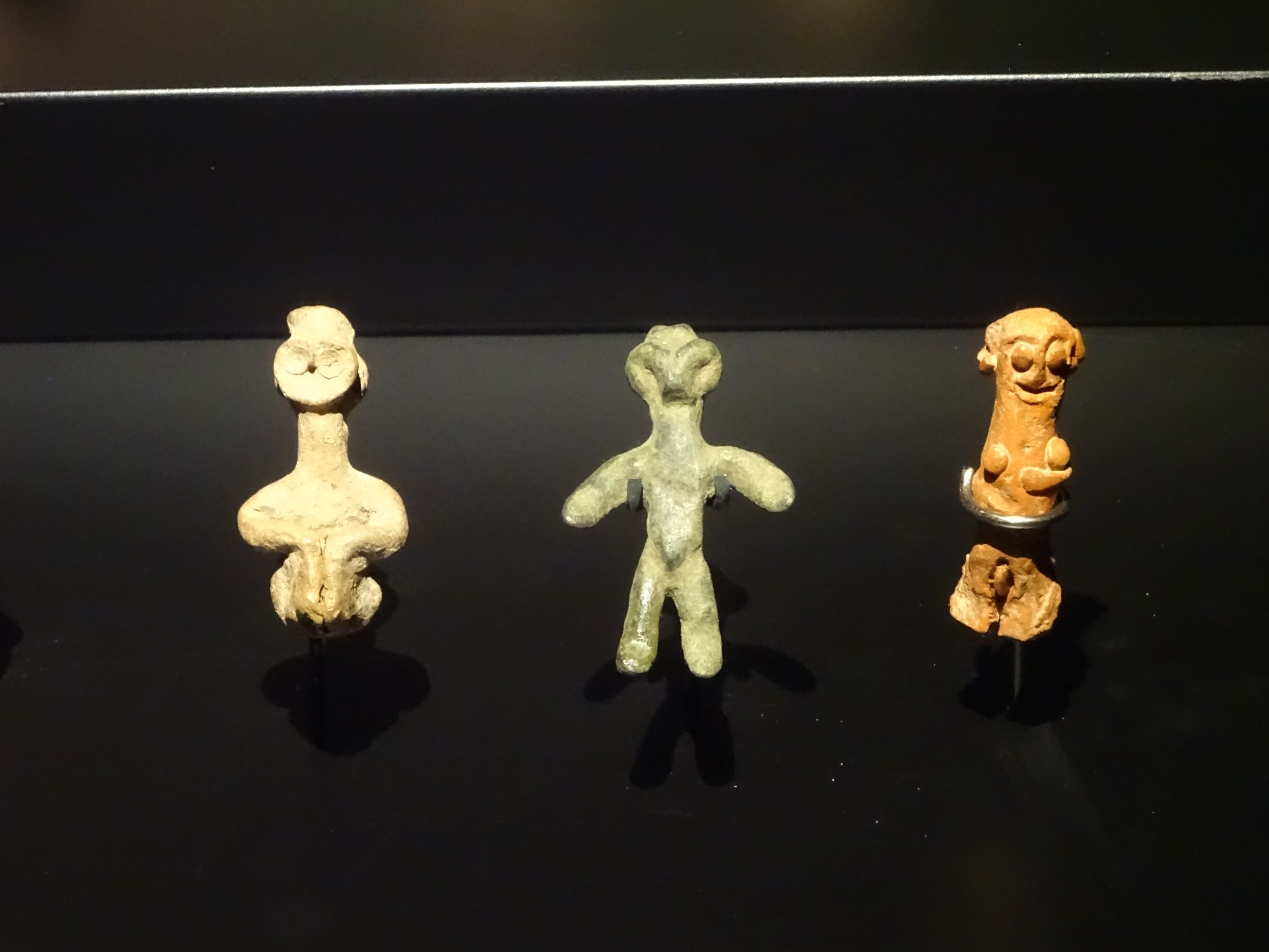315769 Archaic figurines, early Bronze Age, pre-2000 B.C., Afyonkarahisar, Türkiye. (Photo by A. Peter Dore)