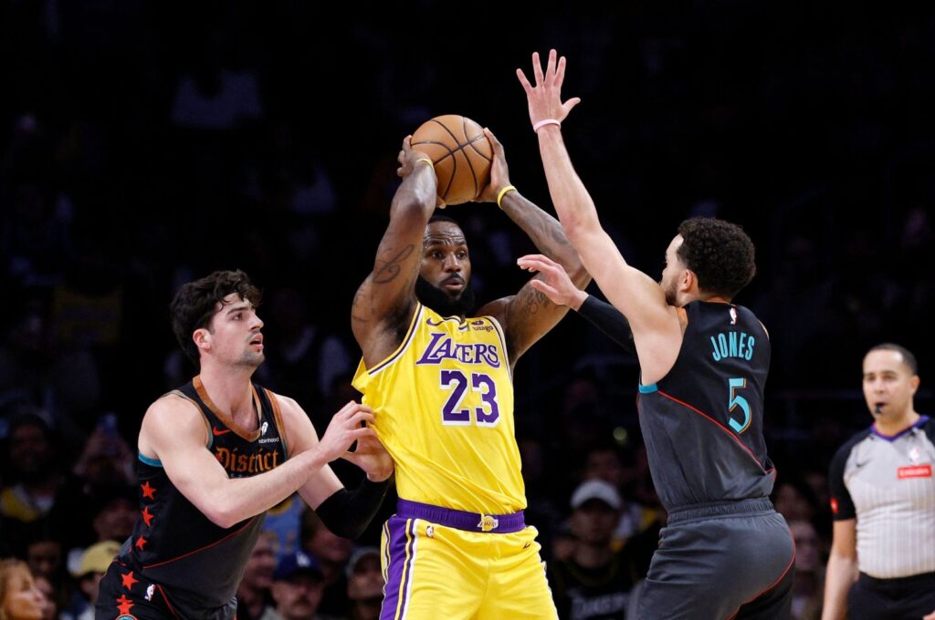 Los Angeles Lakers' LeBron James (C) in action during an NBA match against Washington Wizards during the first half of the game at Crypto.com Arena, Los Angeles, U.S., Feb. 29, 2024. (AFP Photo)