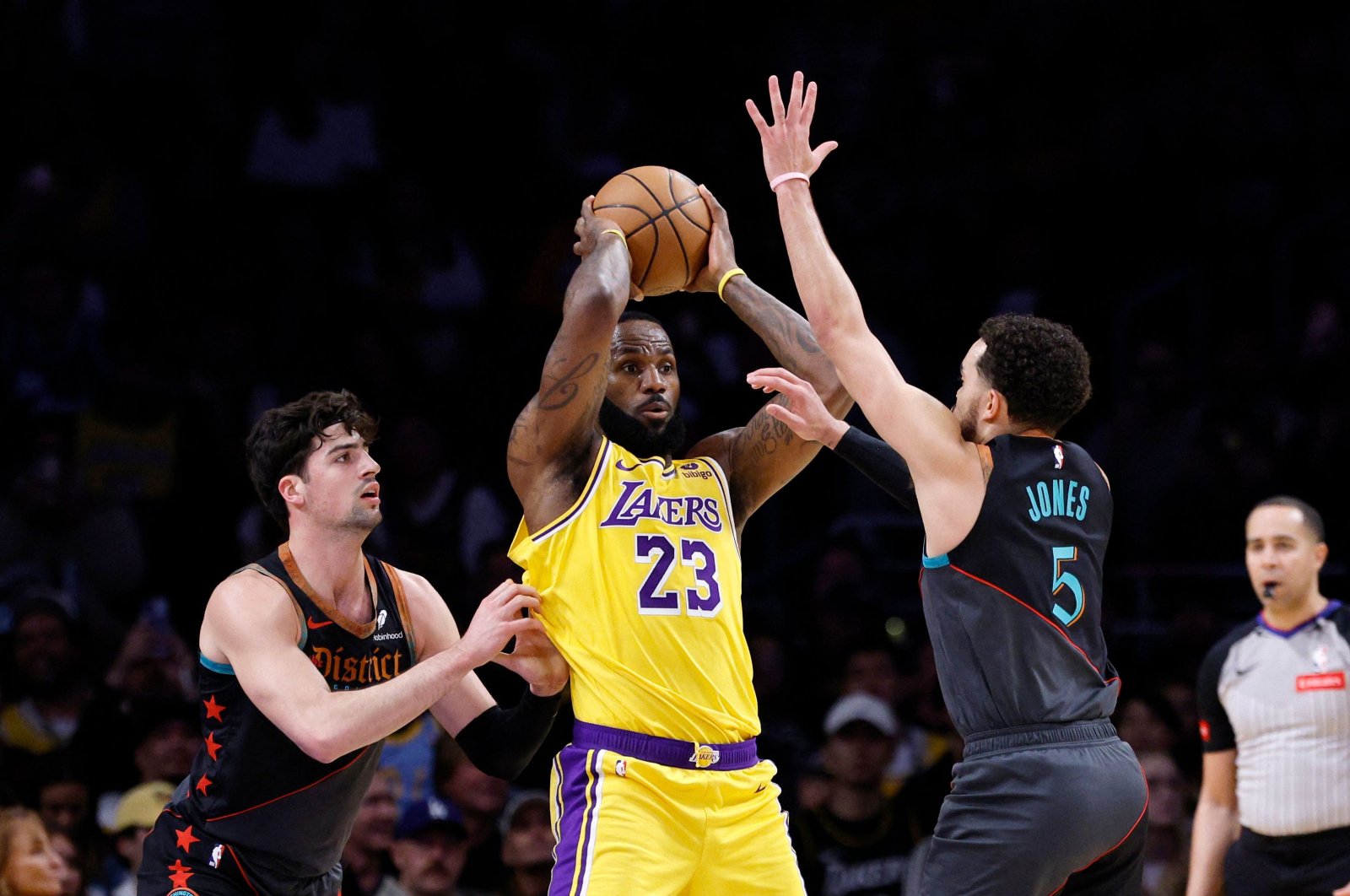 Los Angeles Lakers' LeBron James (C) in action during an NBA match against Washington Wizards during the first half of the game at Crypto.com Arena, Los Angeles, U.S., Feb. 29, 2024. (AFP Photo)