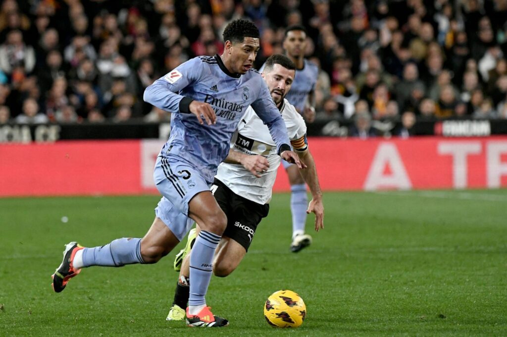 Real Madrid's Jude Bellingham (L) vies with Valencia's Jose Gaya during the La Liga match at the Mestalla stadium, Valencia, Spain, March 2, 2024 (AFP Photo)