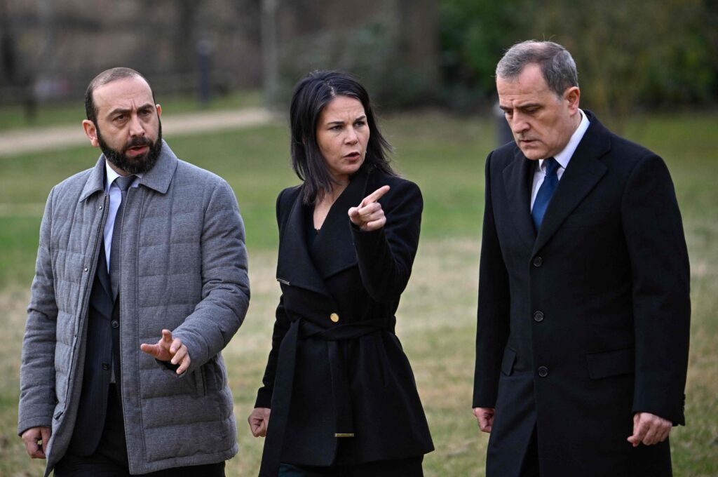 German Foreign Minister Annalena Baerbock (C) walks with Armenia's Foreign Minister Ararat Mirzoyan (L) and Azerbaijan's Foreign Minister Jeyhun Bayramov (R) during peace talks at Villa Borsig, the guesthouse of the German Foreign Ministry, Berlin, Germany, Feb. 28, 2024. (AFP Photo)