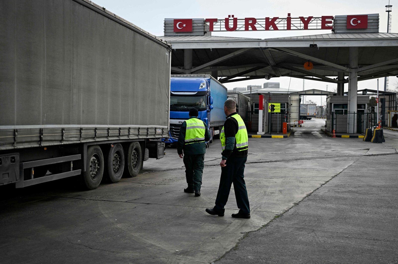 Bulgarian border police members check a truck at the Bulgaria-Türkiye border crossing near the village of Kapitan Andreevo, Bulgaria, Feb. 29, 2024.  (AFP Photo)
