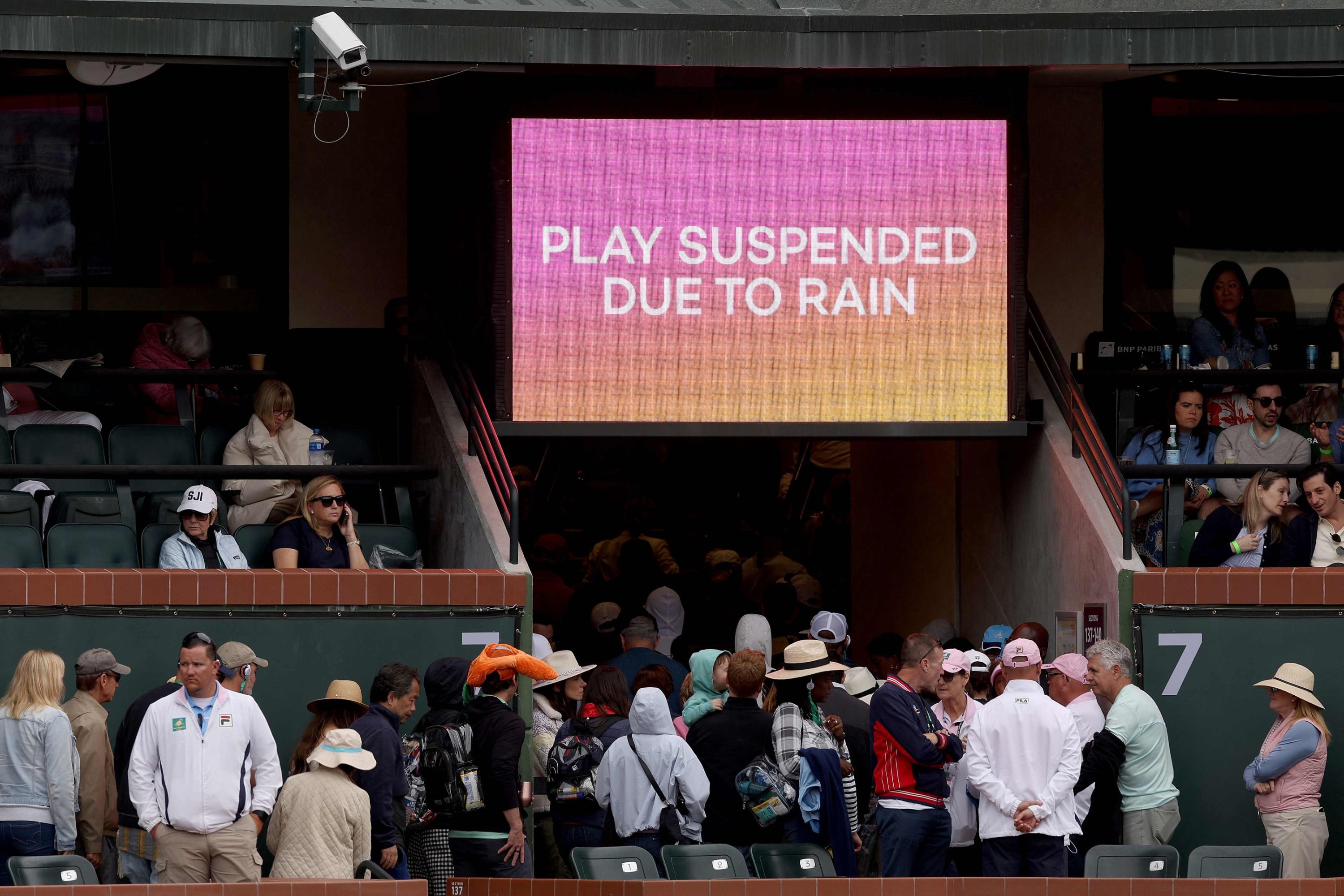319846 Rain suspends play of the match between Jannik SInner of Italy and Carlos Alcaraz of Spain during the Semifinals of the BNP Paribas Open, Indian Wells Tennis Garden, Indian Wells, U.S., March 16, 2024. (AFP Photo)