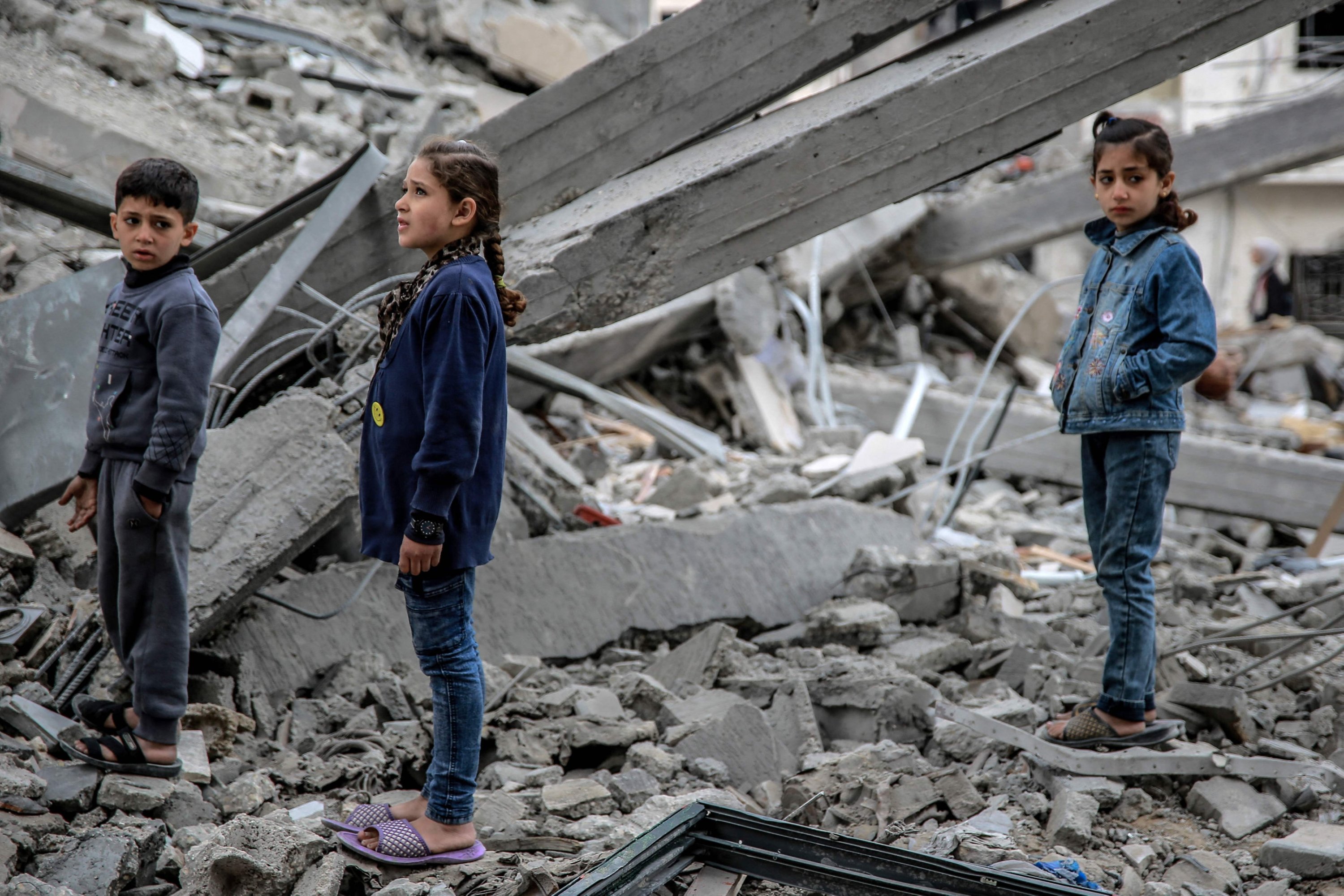 319936 Palestinian children look at the rubble of a building, after it was destroyed in an Israeli strike the night before, Gaza City, Palestine, March 16, 2024. (AFP Photo)