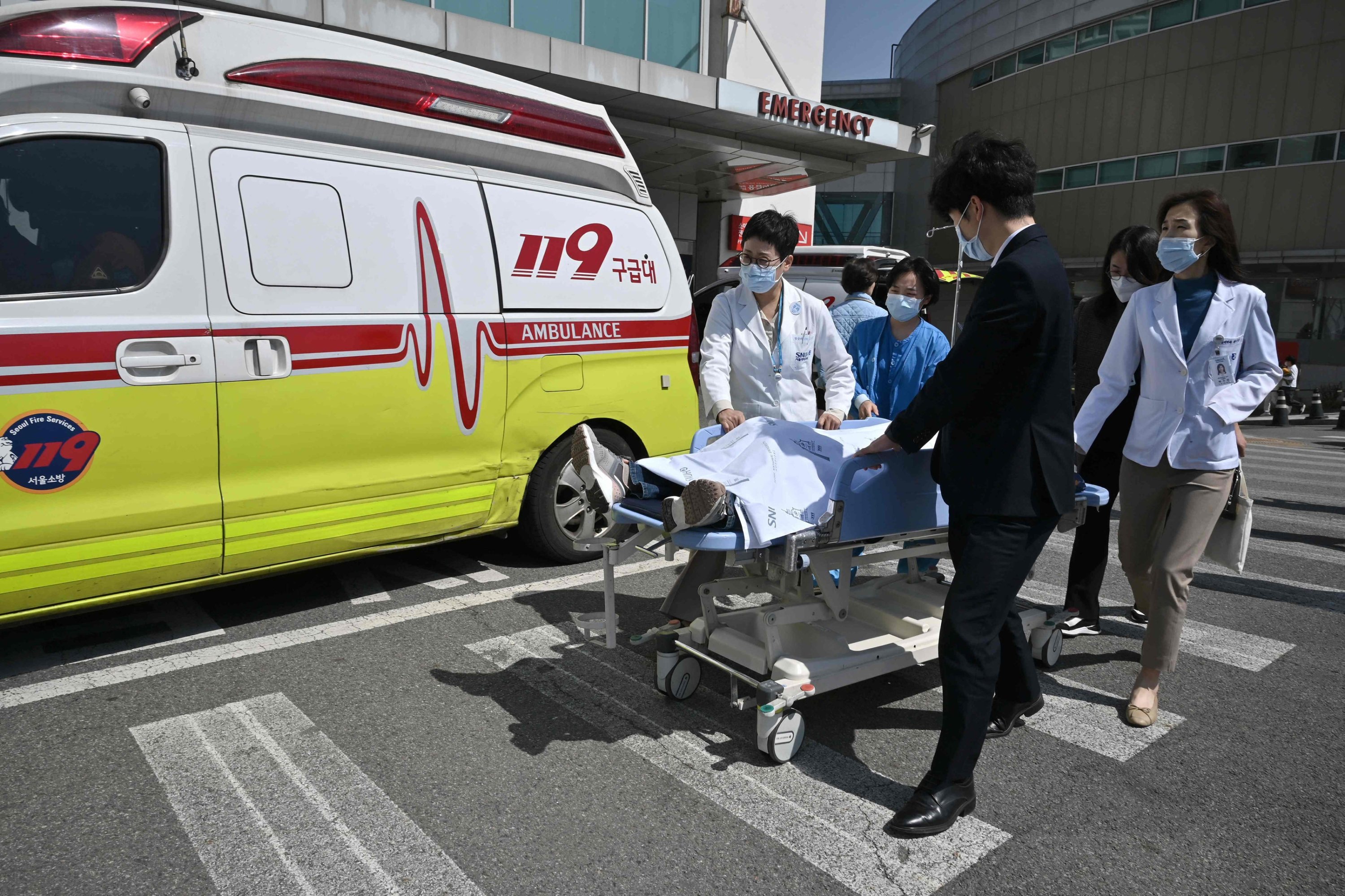 321946 Medical workers wheel a patient on a stretcher outside a hospital in Seoul, South Korea, April 1, 2024. (AFP Photo)