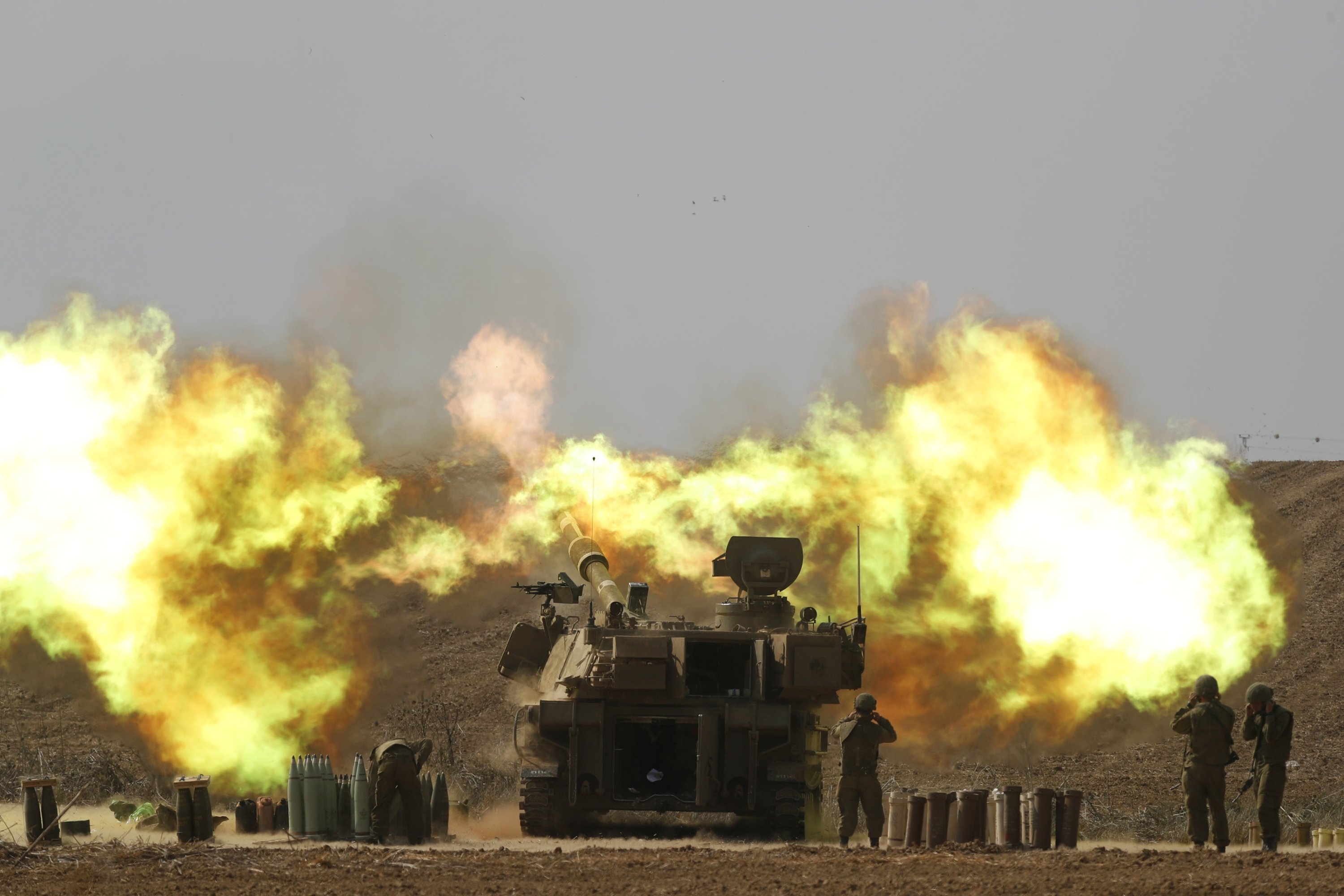322606 An Israeli artillery unit fires toward Gaza along the border, southern Israel, Oct. 11, 2023. (EPA Photo)
