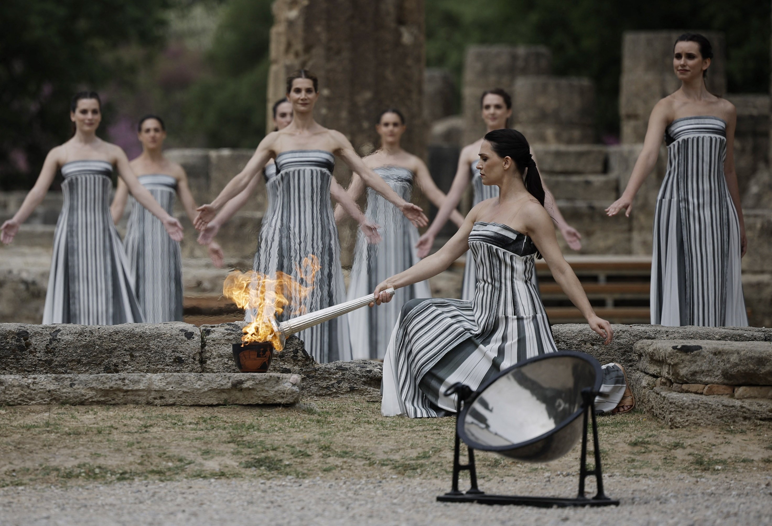 323787 Greek actress Mary Mina, playing the role of High Priestess, lights the flame during the Olympic Flame lighting ceremony for the Paris 2024 Olympics, Ancient Olympia, Greece, April 16, 2024. (Reuters Photo)