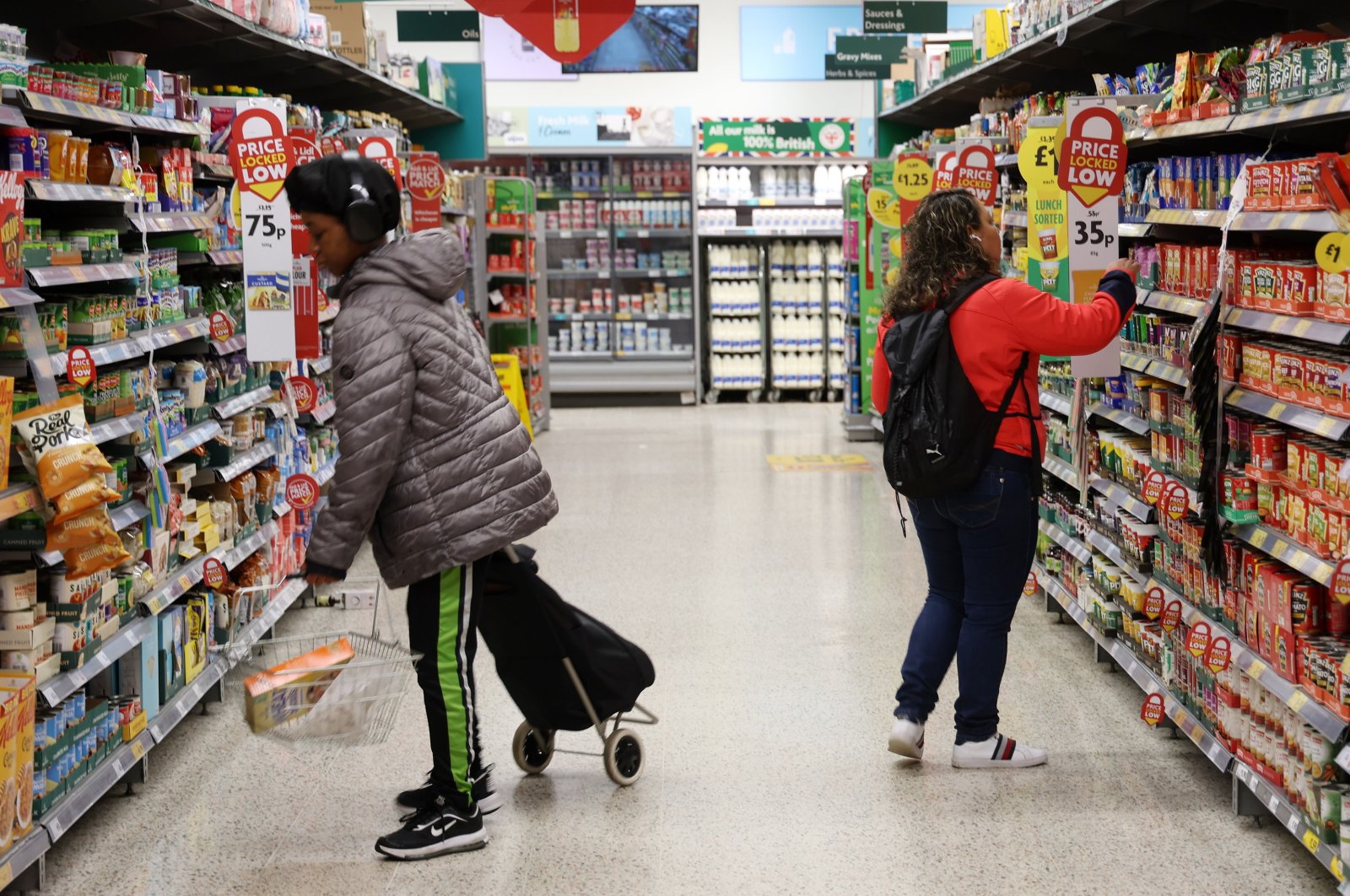 People shop at a store in London, Britain, March 20, 2024. (EPA Photo)