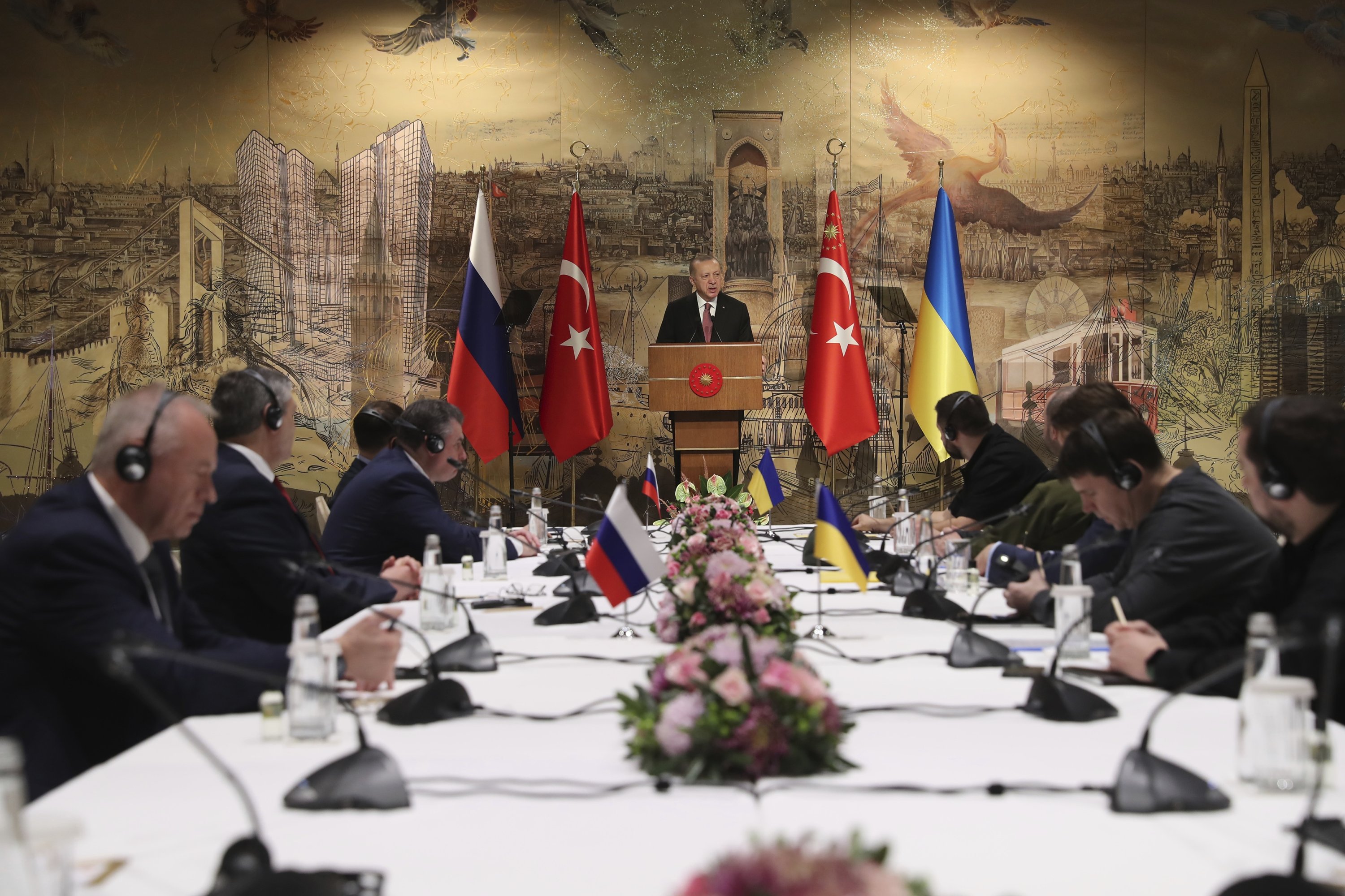 325141 President Recep Tayyip Erdoğan gives a speech to welcome the Russian (L) and Ukrainian delegations ahead of their talks, Istanbul, Türkiye, March 29, 2022. (AP Photo)