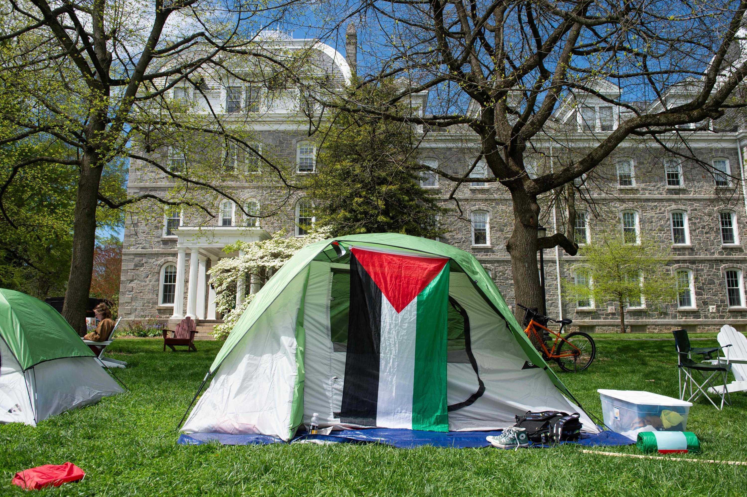 325164 Demonstrators occupy a makeshift protest camp on Parish Beach at Swarthmore College, in Swarthmore, Pennsylvania, U.S., April 24, 2024. (AFP Photo)