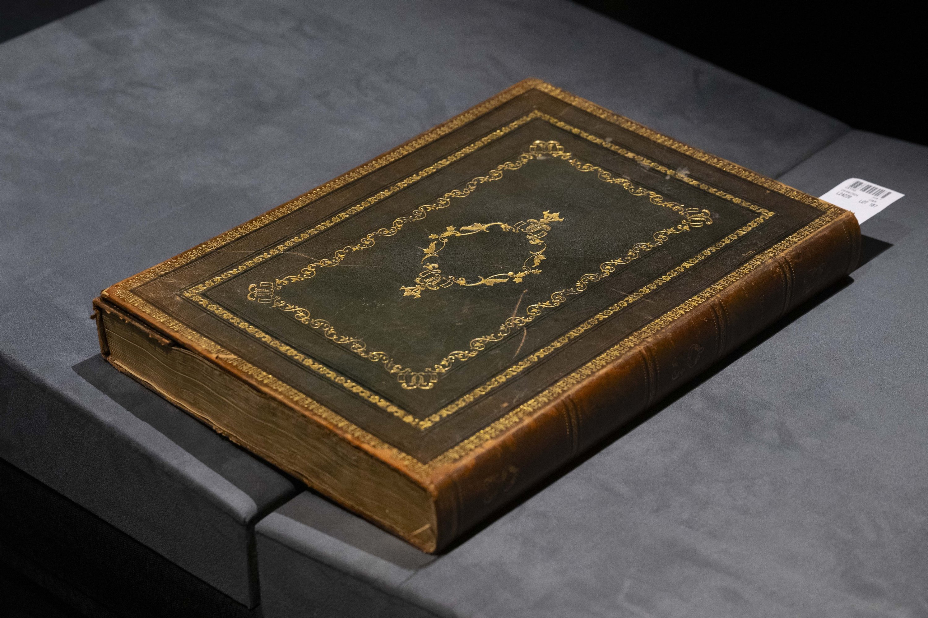 325264 Some of the most exquisite and valuable artworks of Islamic art were offered for sale at the exhibition