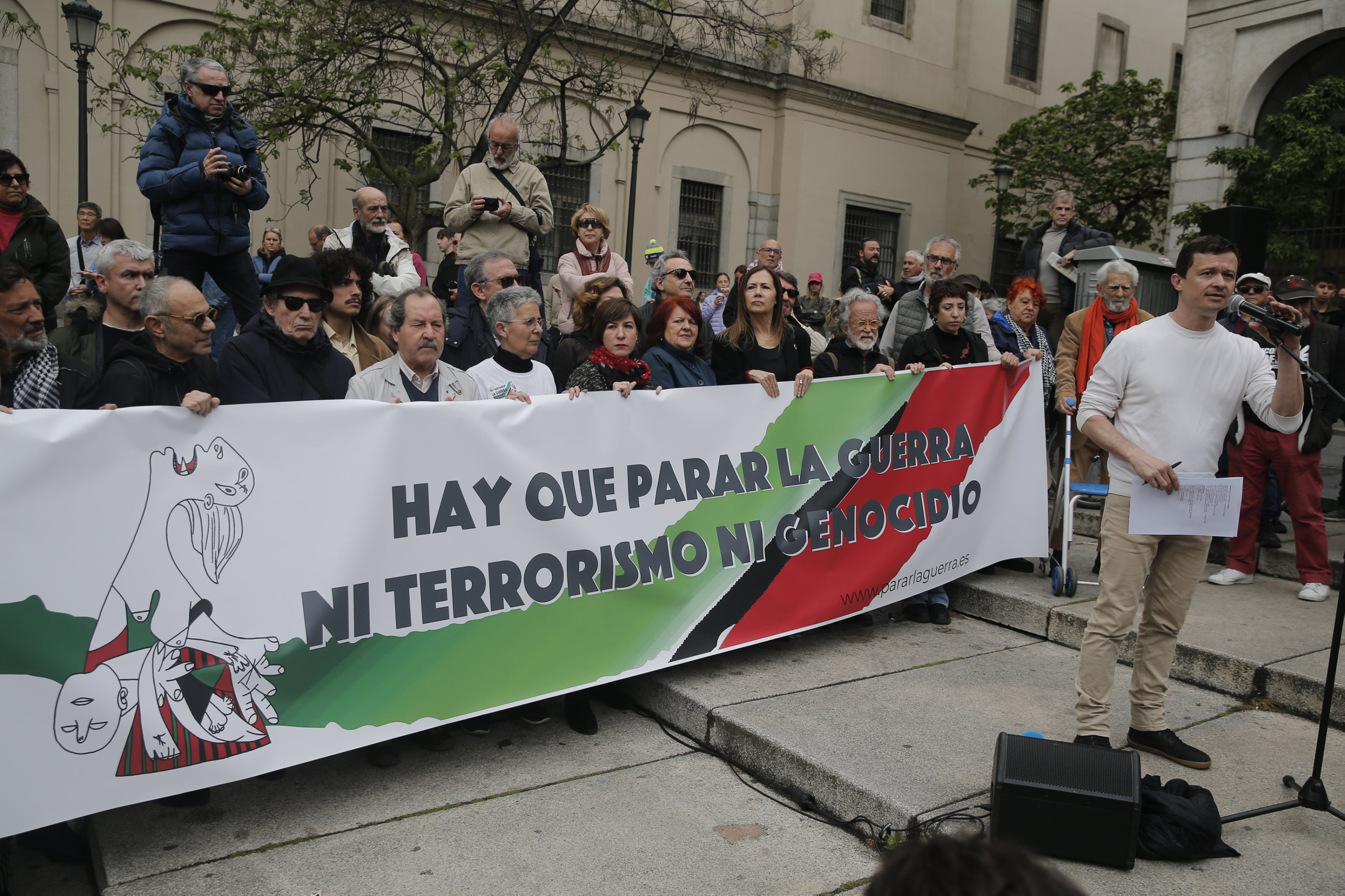 325407 A prominent group of artists and intellectuals gathered in front of Reina Sofia Museum to express support for Palestine and say