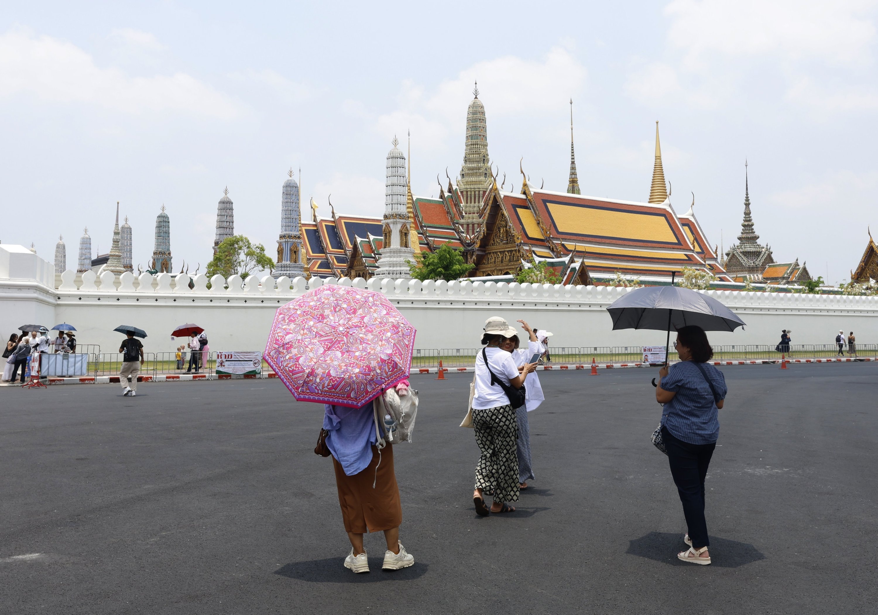 325469 Tourists use umbrellas to protect themselves from the sunlight during a heatwave in Bangkok, Thailand, April 23, 2024. (EPA Photo)