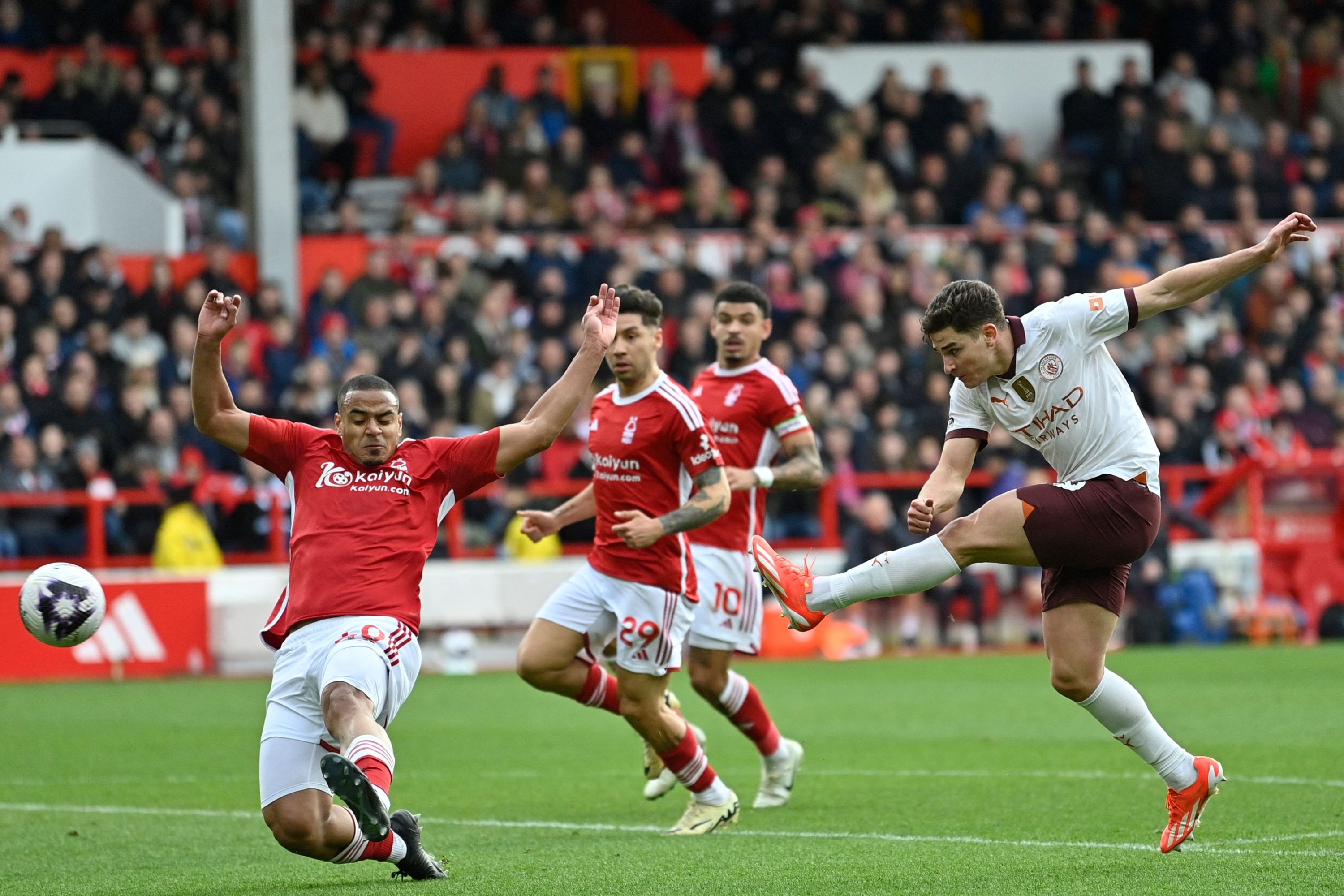 325568 Manchester City's Julian Alvarez (R) shoots during the English Premier League football match against Nottingham Forest at The City Ground, Nottingham, U.K., April 28, 2024. (AFP Photo)