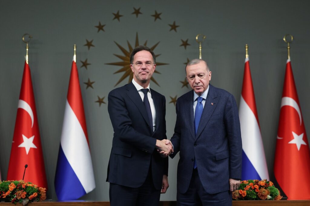 Dutch Prime Minister Mark Rutte (L) and President Recep Tayyip Erdoğan (R) pose for a photograph while shaking hands during a press conference in Istanbul, Türkiye, April 26, 2024. (EPA Photo)