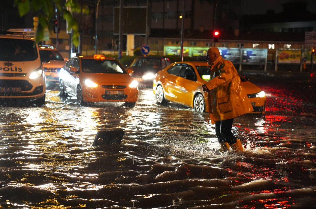 Heavy rain in the evening led to puddles forming in Sıhhıye, making it difficult for vehicles to move forward, Ankara, Türkiye. April, 30, 2024. (AA Photo)
