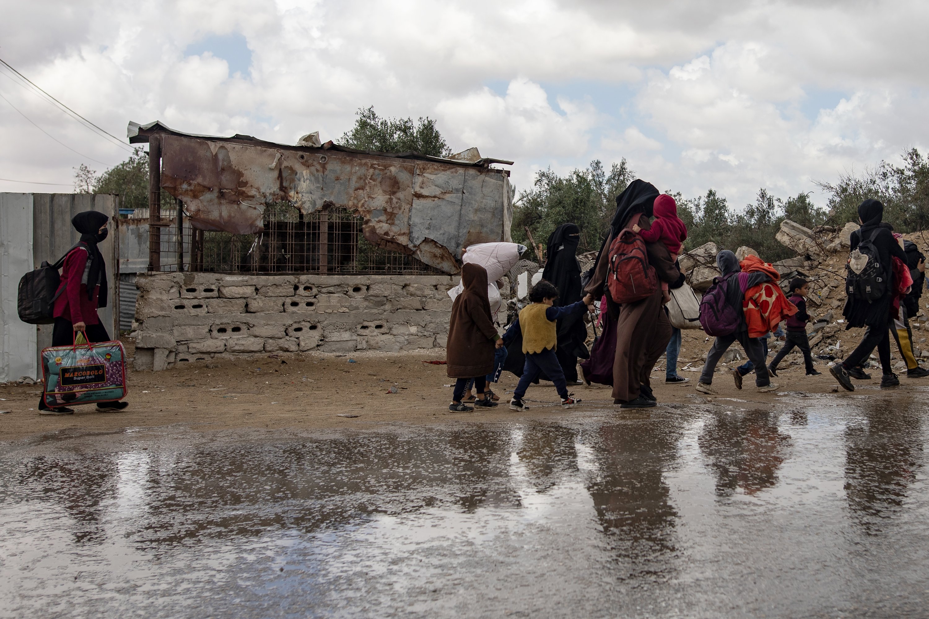 326684 Internally displaced Palestinians, including women and children, carry their belongings after an evacuation order issued by the Israeli army, in Rafah, southern Gaza Strip, Palestine, May 6, 2024. (EPA Photo)