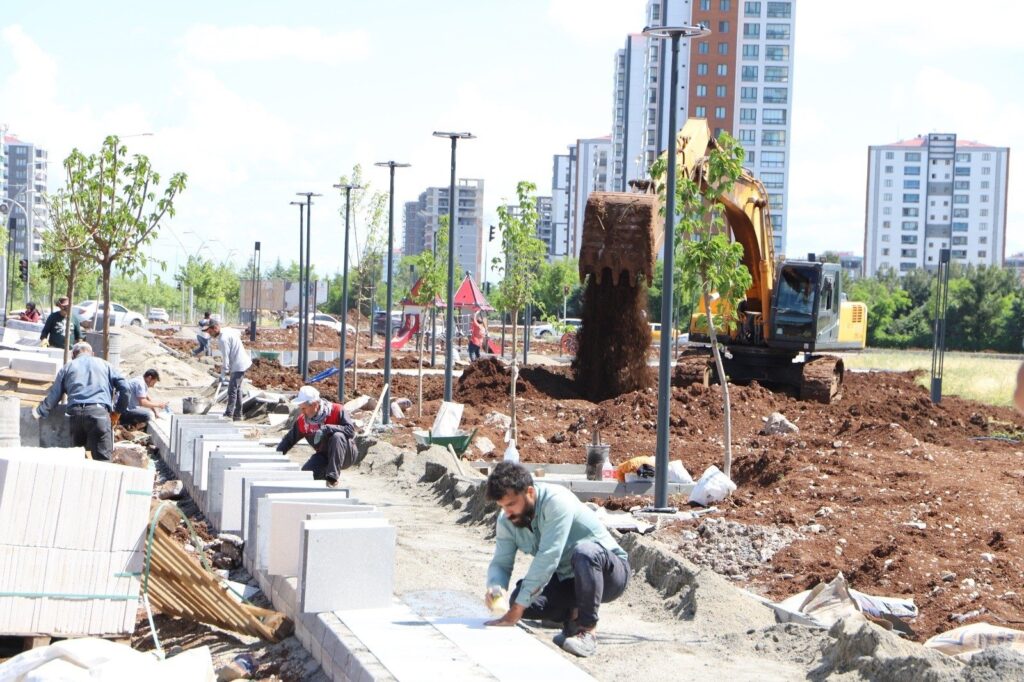 The Green Belt Project on Mesopotamia Boulevard is 95% complete, Diyarbakır, Türkiye, May 9, 2024. (IHA Photo)