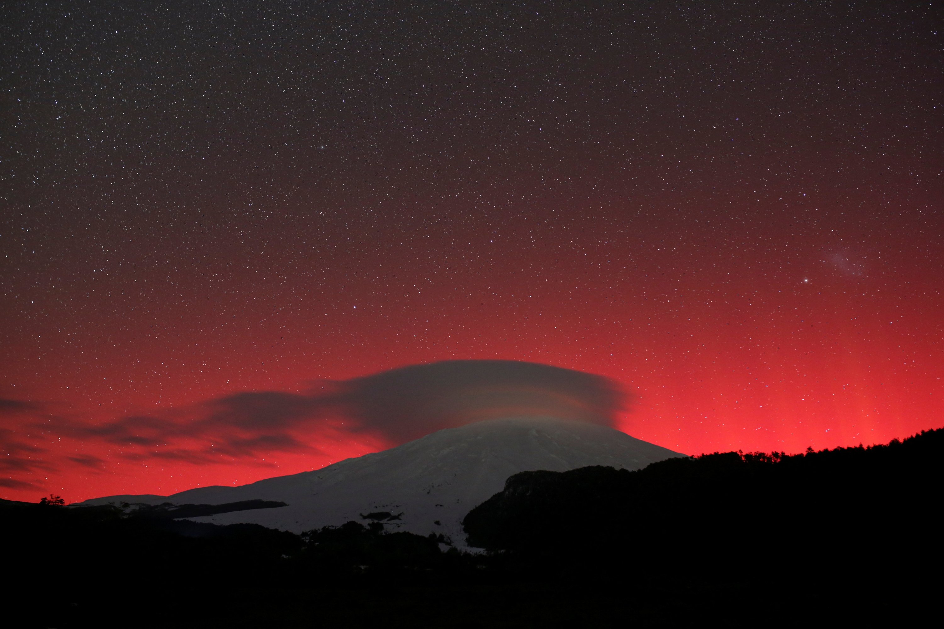 327477 A view shows the lights of an aurora australis caused by a geomagnetic storm over Villarrica volcano, in Pucon, Chile, May 10, 2024. (Reuters Photo)