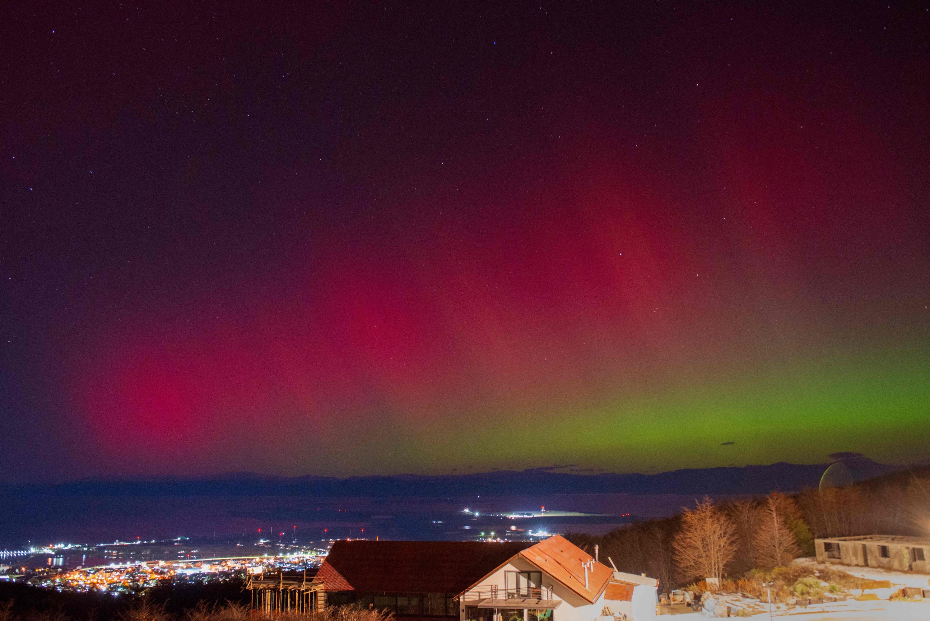 327478 The Aurora Australis, also known as the Southern Lights, glow on the horizon as seen from Ushuaia, Tierra del Fuego, Argentina, May 10, 2024. (AFP Photo)