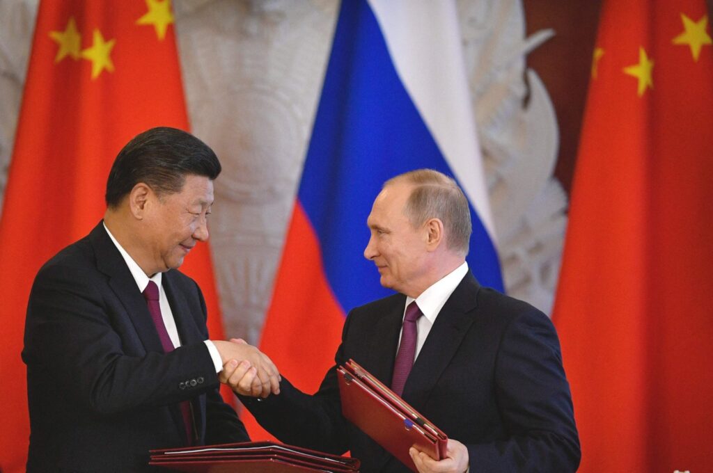 Russia's President Vladimir Putin (R) and China's President Xi Jinping shake hands during a signing ceremony in the Kremlin, Moscow, Russia, July 4, 2017. (AFP Photo)